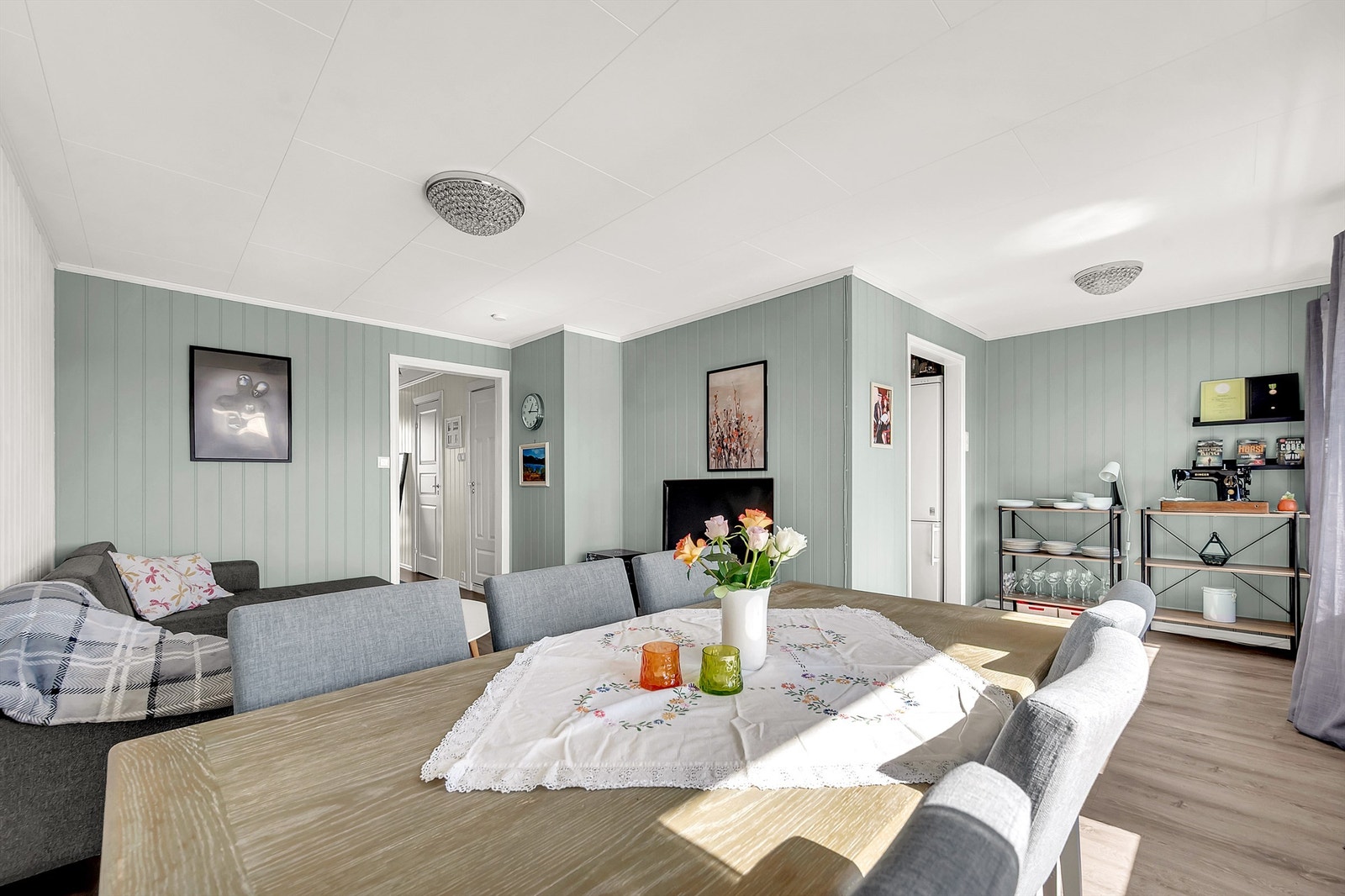 Fra stuen er det utgang til en sørvendt balkong med plass til sittegruppe.
Foto: Håvard Daae Rognli v/ iSnitt Galleribilde