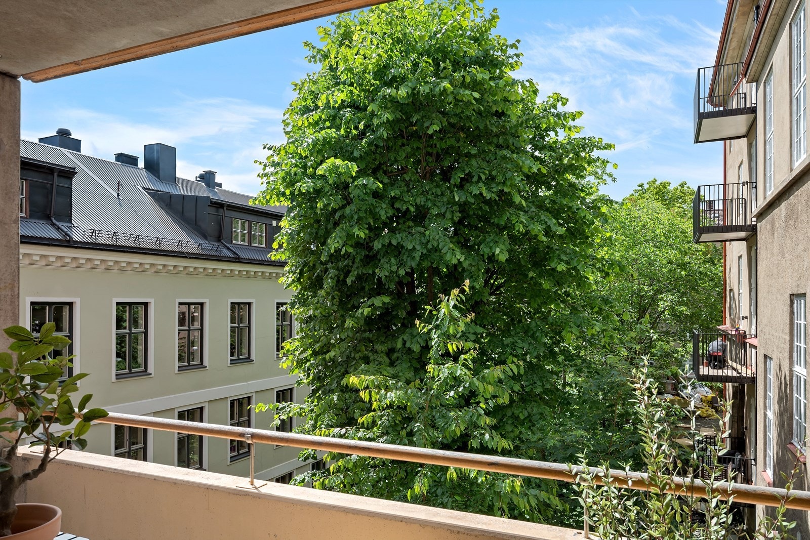 Utsikt mot hyggelig bakgård Galleribilde