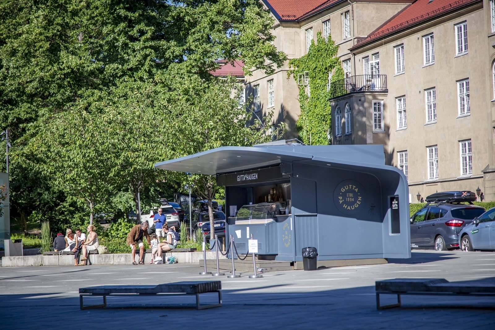Gutta på haugen har satt opp boden for sommeren Galleribilde