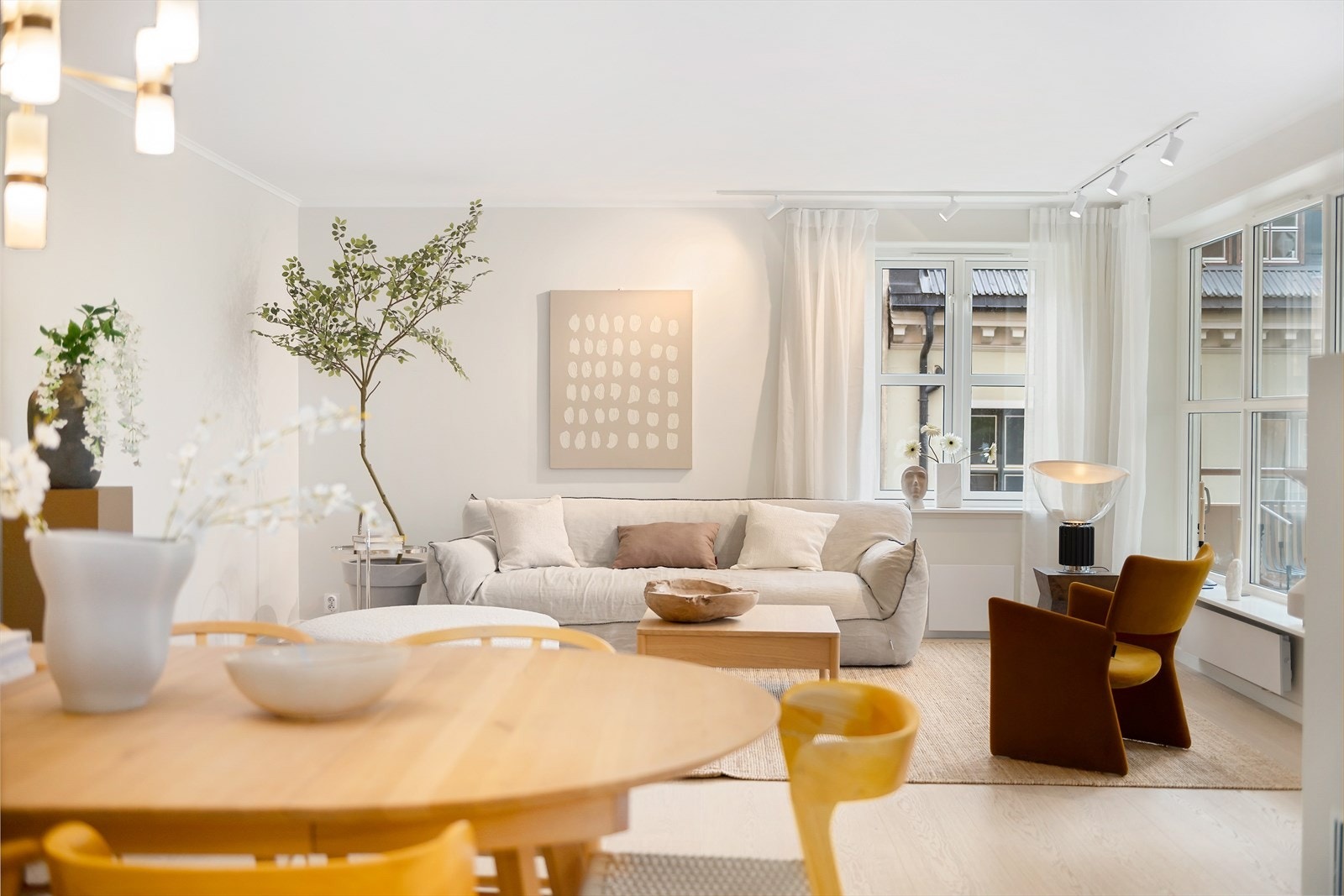 Lys endeleilighet med store vindusflater Galleribilde