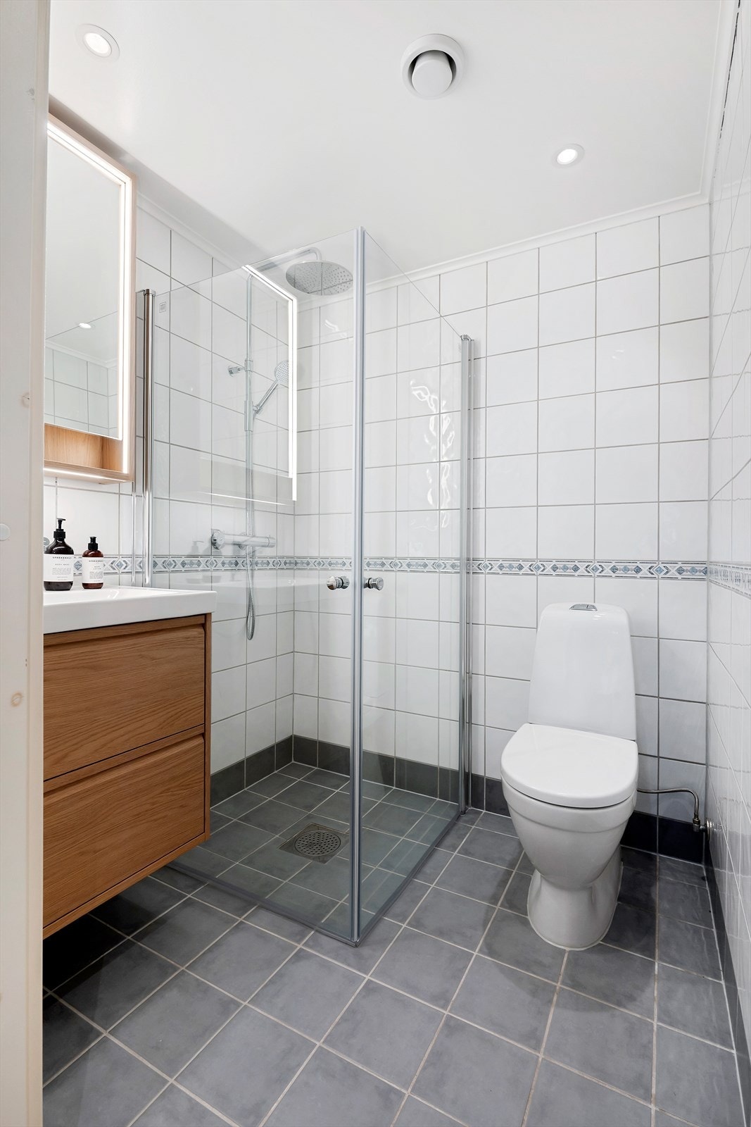 Badet er Innredet med klosett, servant nedfelt i innredning, speilskap m/lys og dusjhjørne med svingbareglassdører. Mekanisk avtrekk Galleribilde