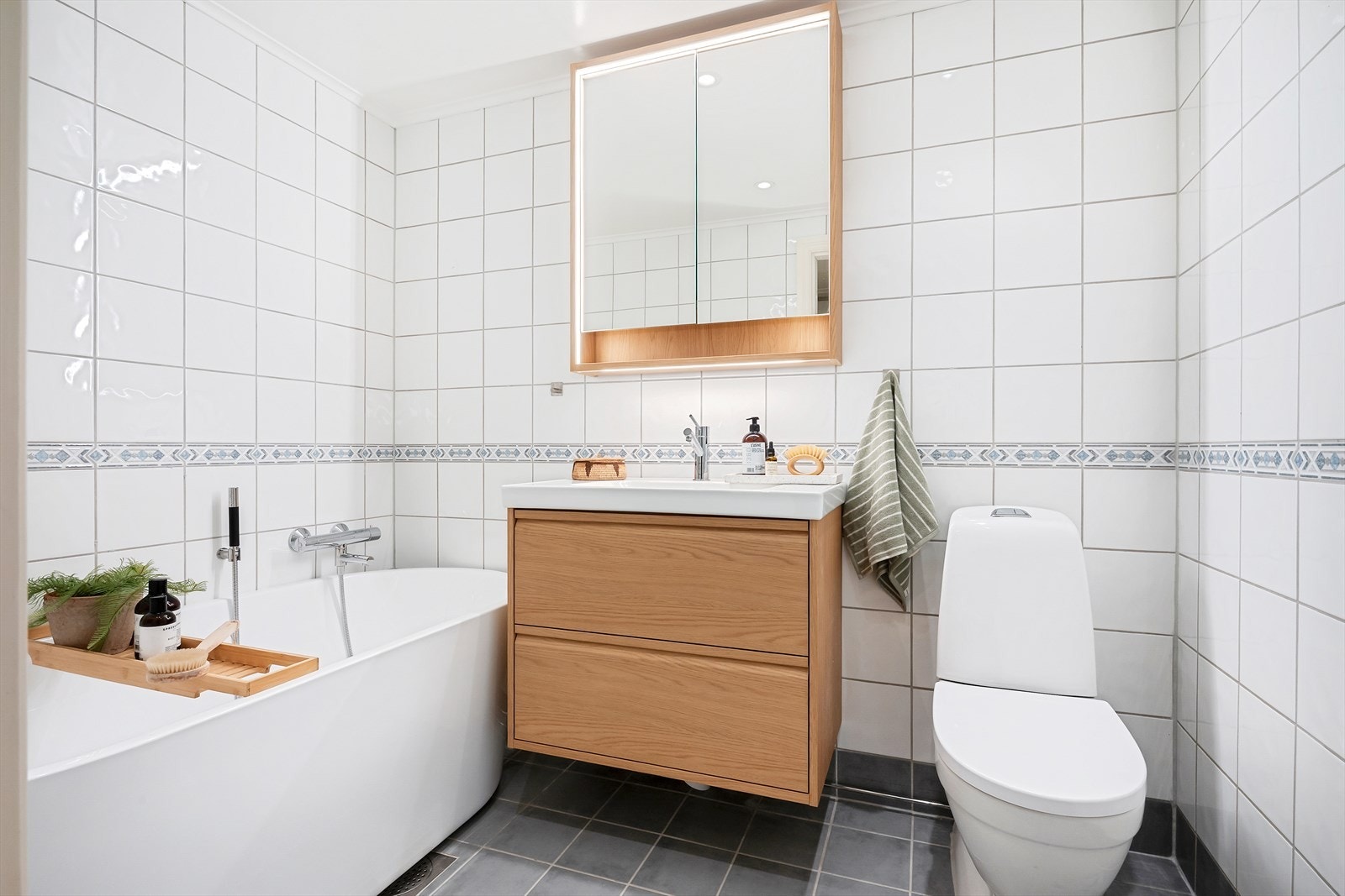 Bad nummer to er Innredet med klosett, servant nedfelt i innredning, badekar og speilskap med lys. Mekanisk avtrekk Galleribilde