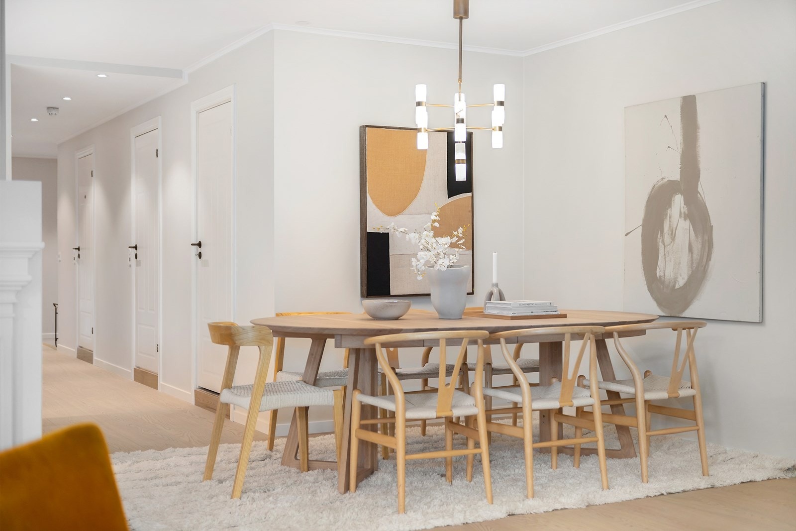 Stor spisestue hvor du kan samle venner og familie til et hyggelig måltid Galleribilde