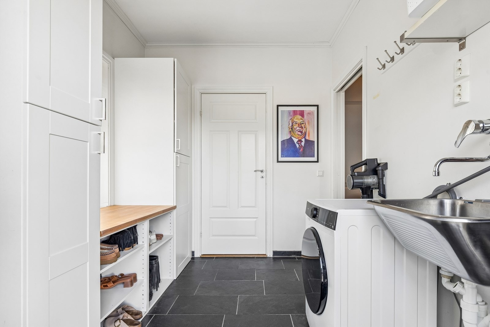 Separat vaskerom med rikelig skapplass og egen utgang. Galleribilde