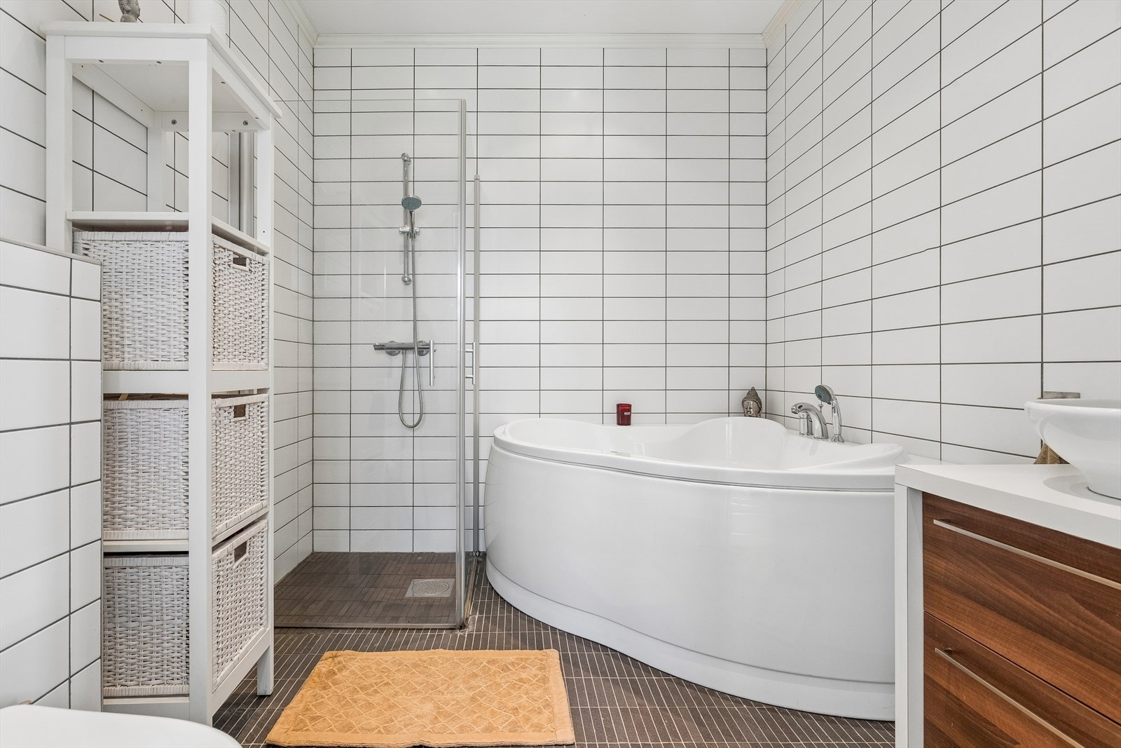 Badet i første etasje har både dusjhjørne og badekar, samt vannbåren gulvvarme. Galleribilde