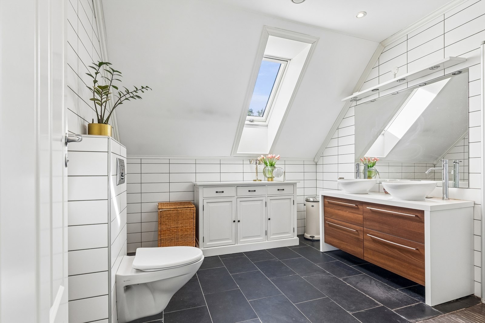 Badet i andre etasje er utstyrt med to servanter og har vannbåren gulvvarme. Galleribilde
