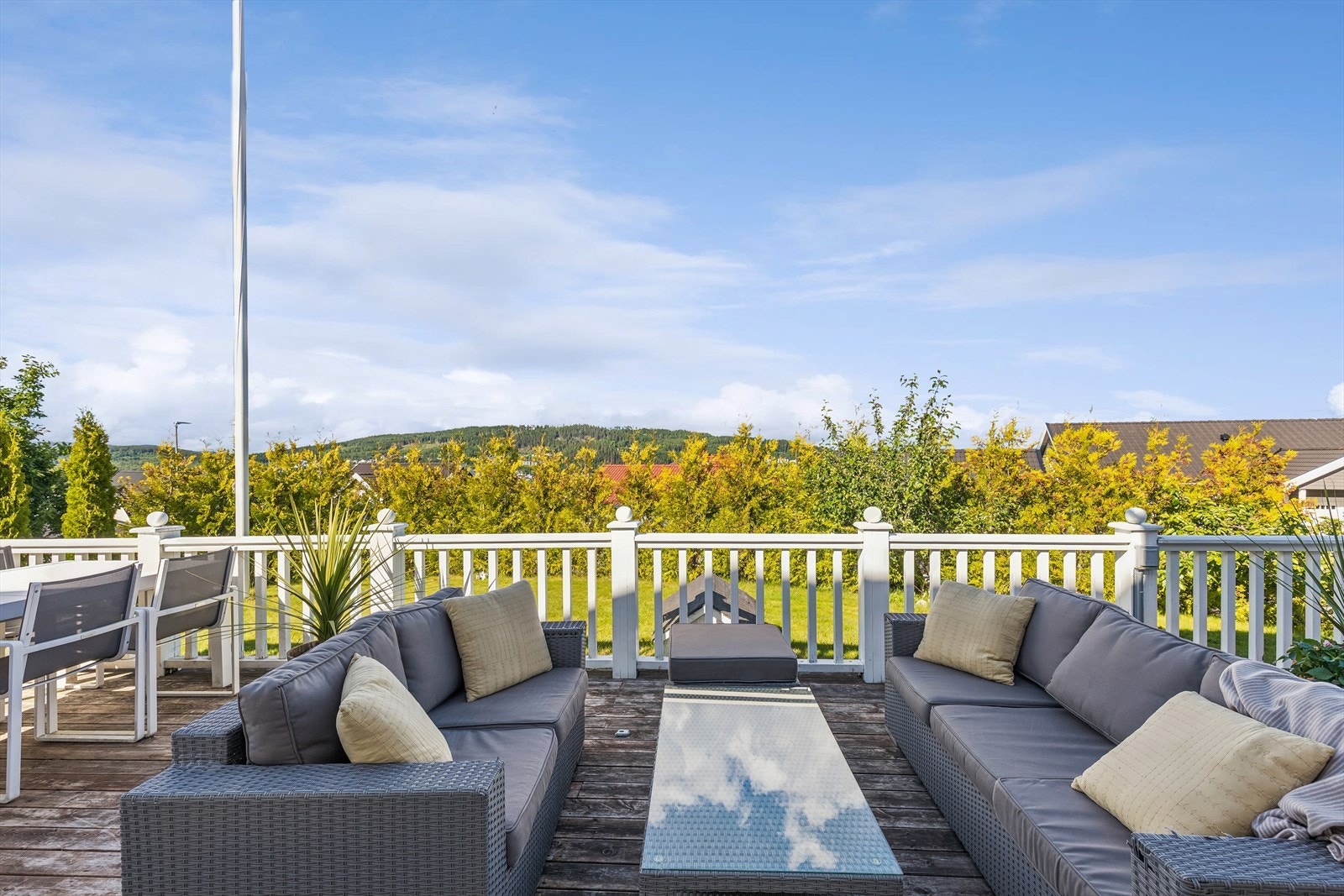 Fra stuen er det direkte utgang til en stor og herlig terrasse på 39 m². Galleribilde