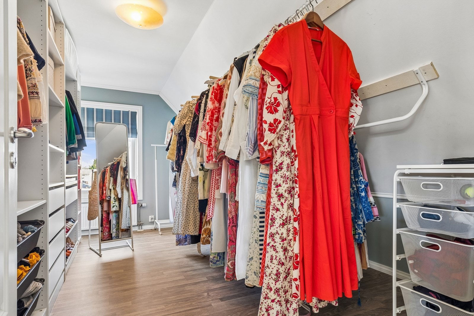 Et av soverommene er i dag innredet som et romslig walk-in-closet. Galleribilde