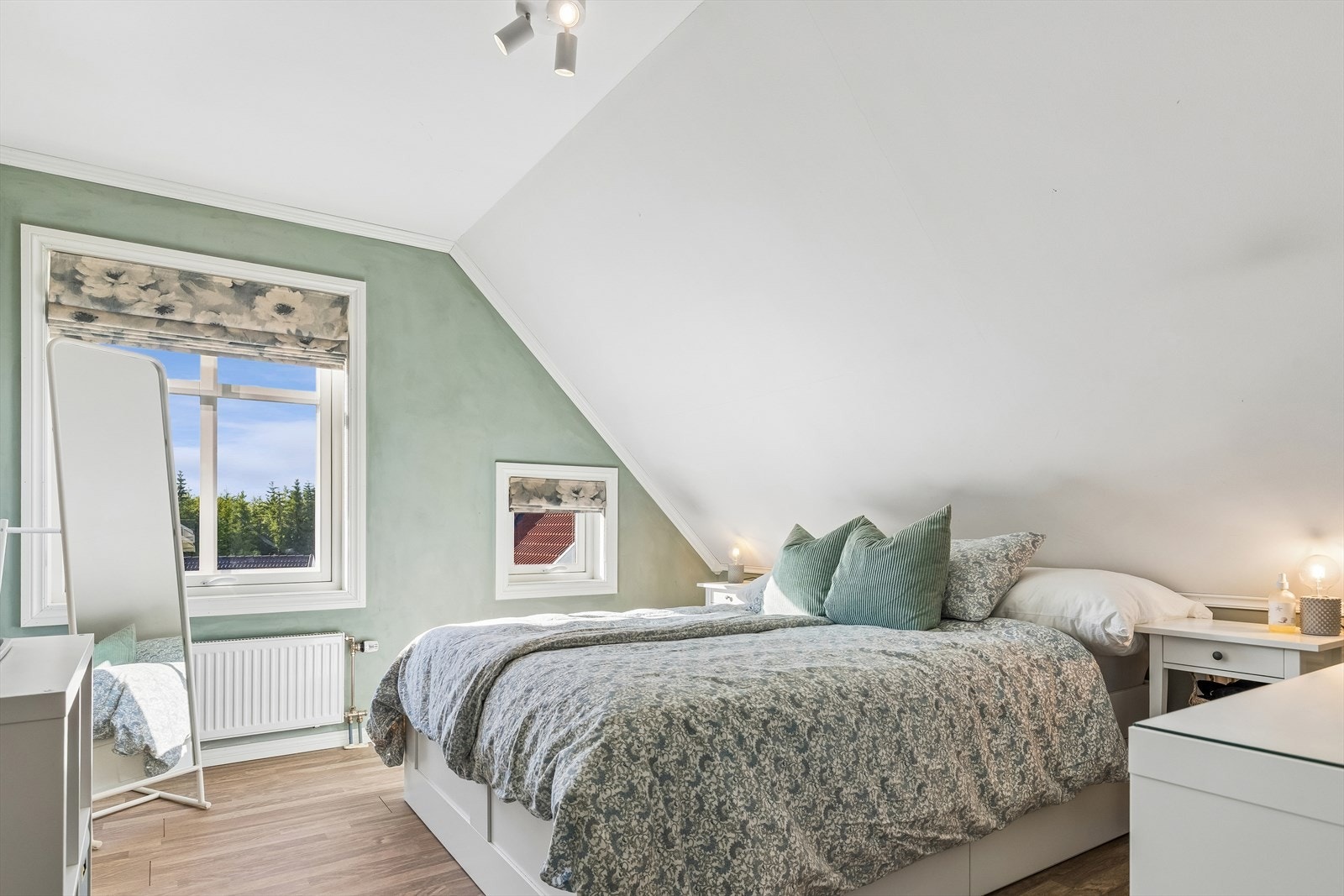 Hovedsoverommet er lyst og romslig. Galleribilde