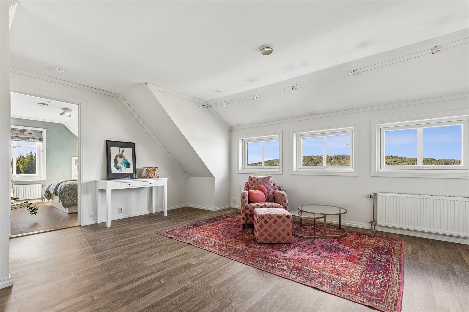 Loftstuen i andre etasje gir ekstra plass for lek eller avslapning. Galleribilde