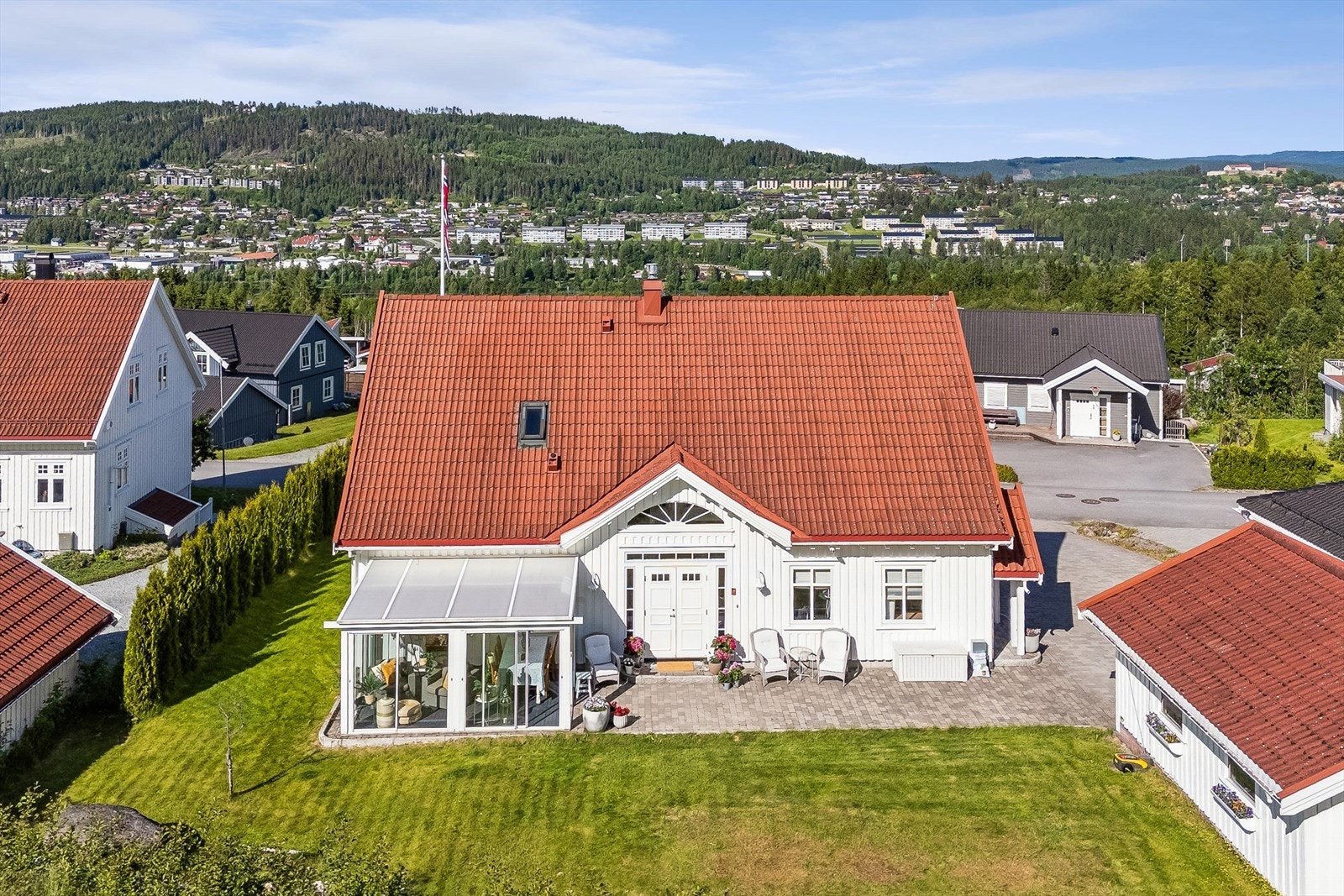 Enebolig med en lettstelt og pent opparbeidet hage. Galleribilde