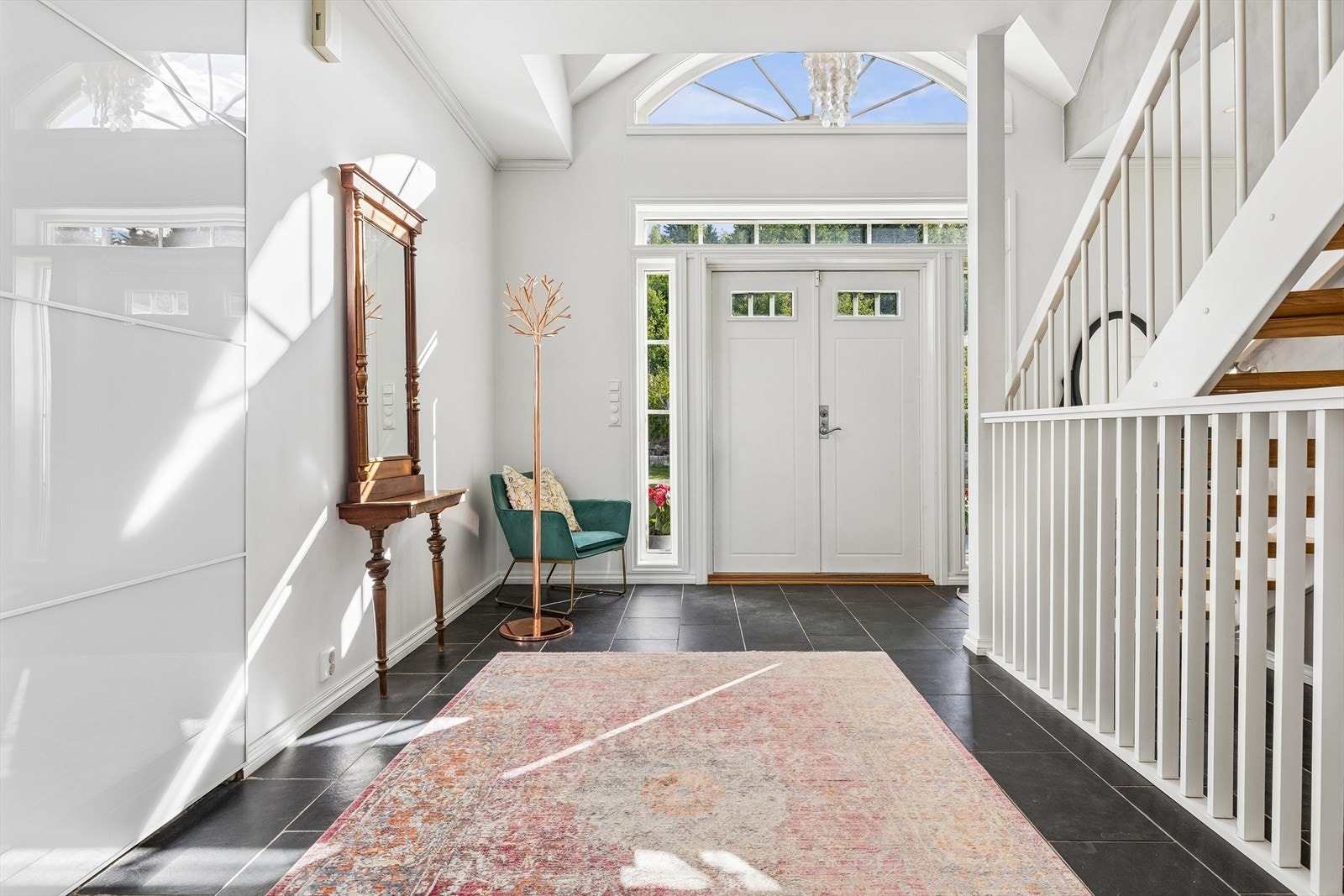 Romslig hall med god takhøyde og flislagt gulv. Galleribilde