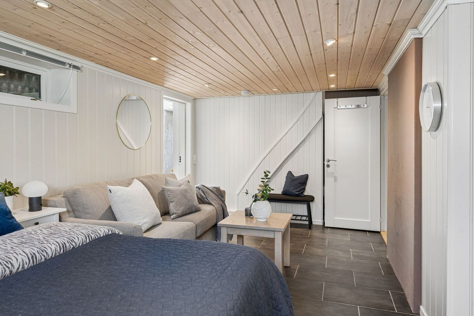 Kjelleretasjen er trivelig og fungerer fint som en egen boenhet/ungdomsavdeling/gjesteavdeling eller utleiedel. Vegg kan fjernes dersom man ønsker å bruke hele boligen selv. Galleribilde