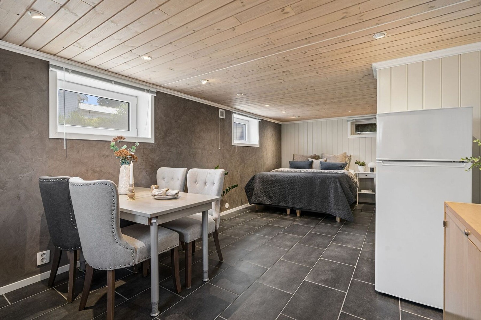 Fin plass til sittegruppe, seng og sofa. Galleribilde