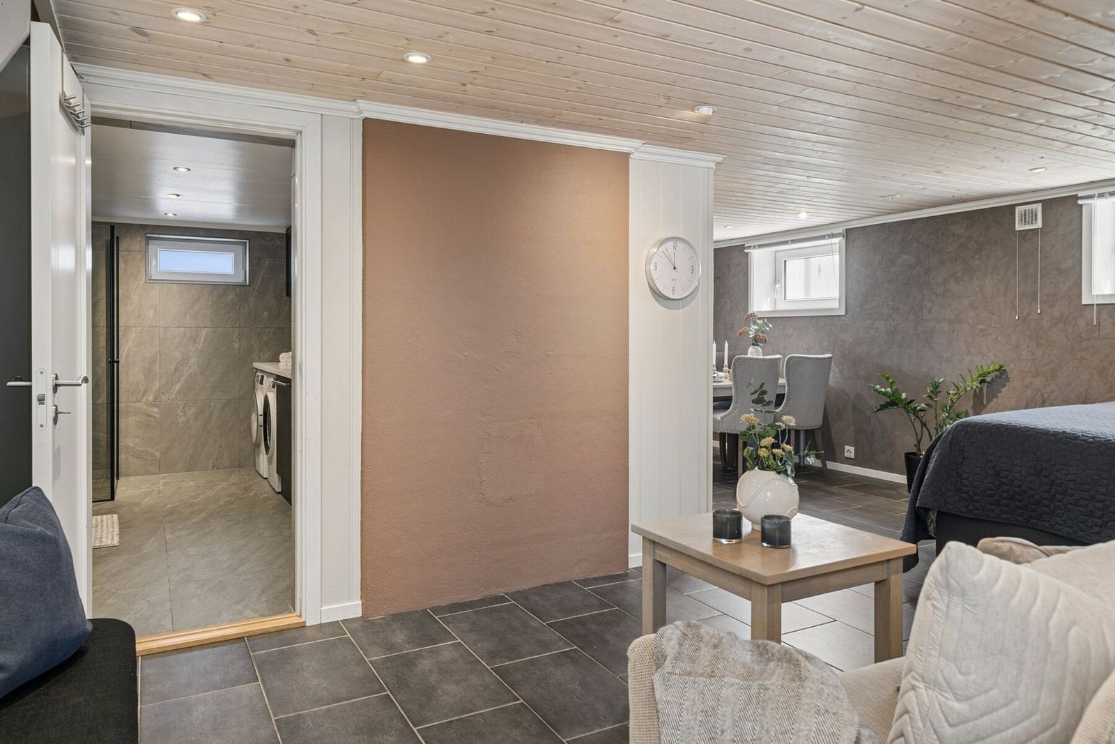 Kjelleretasjen er trivelig og fungerer fint som en egen boenhet/ungdomsavdeling/gjesteavdeling eller utleiedel. Galleribilde