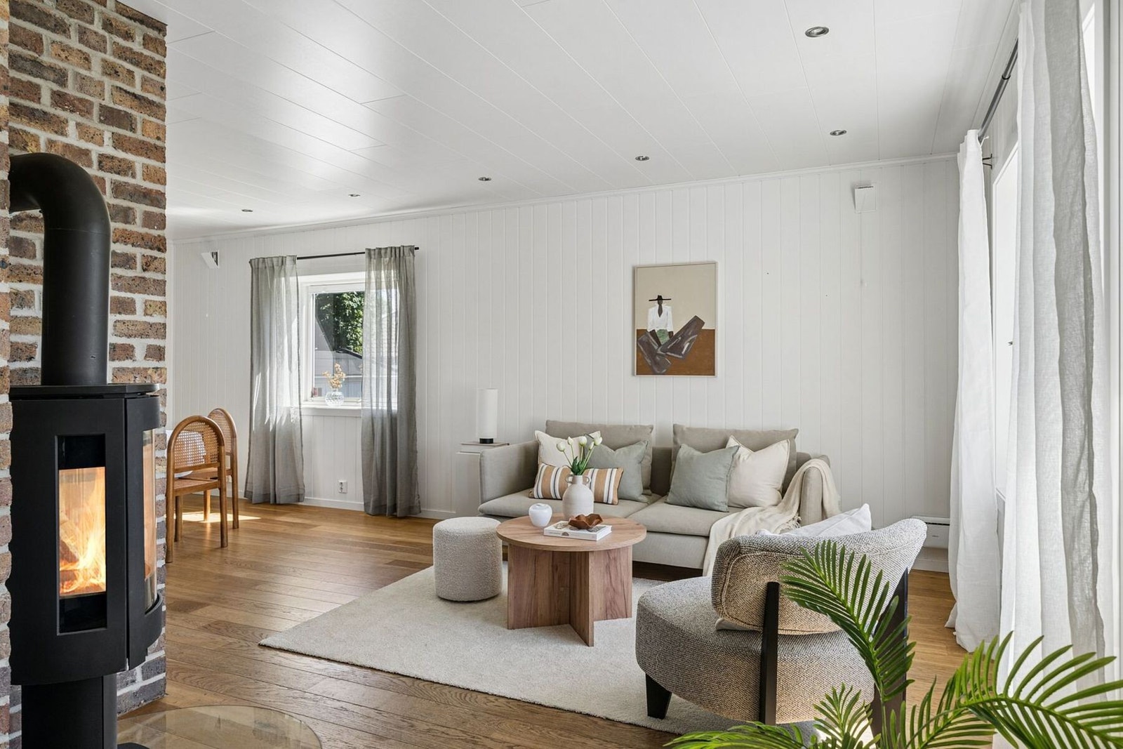 Kombinasjonen av downlights og den knitrende peisen skaper en helt unik lunhet og varme. Galleribilde