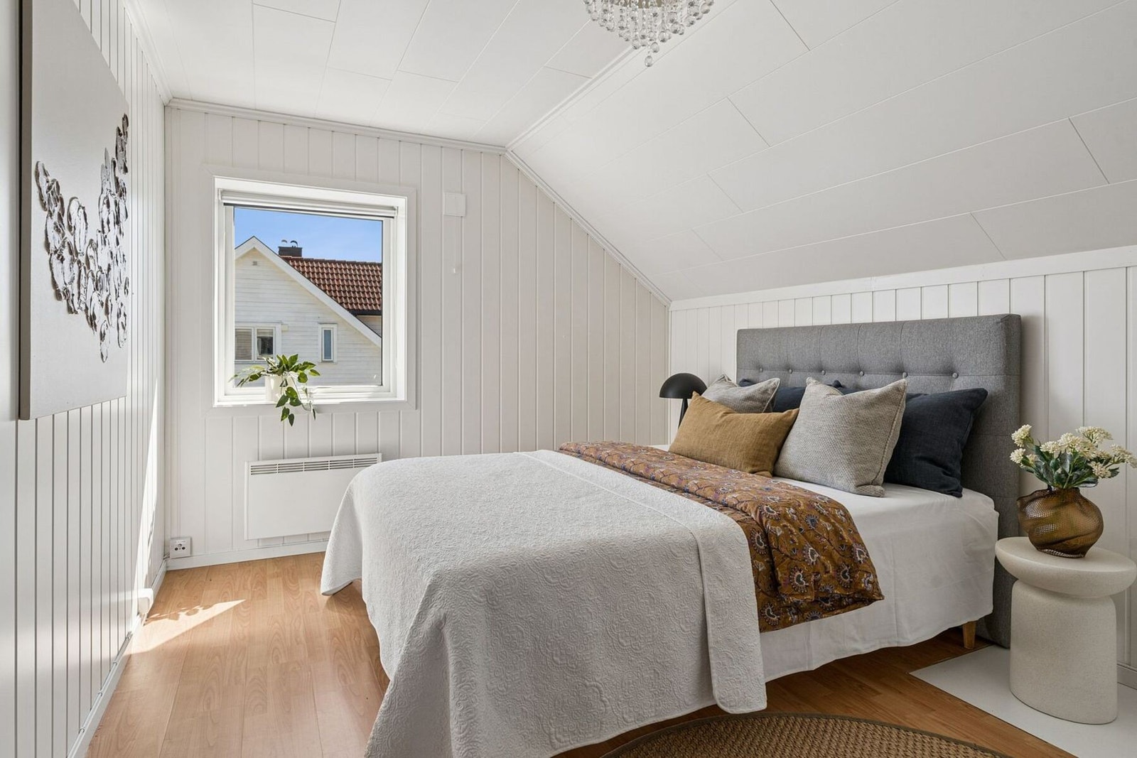 Her finner man 2 store lyse og trivelige soverom. Galleribilde