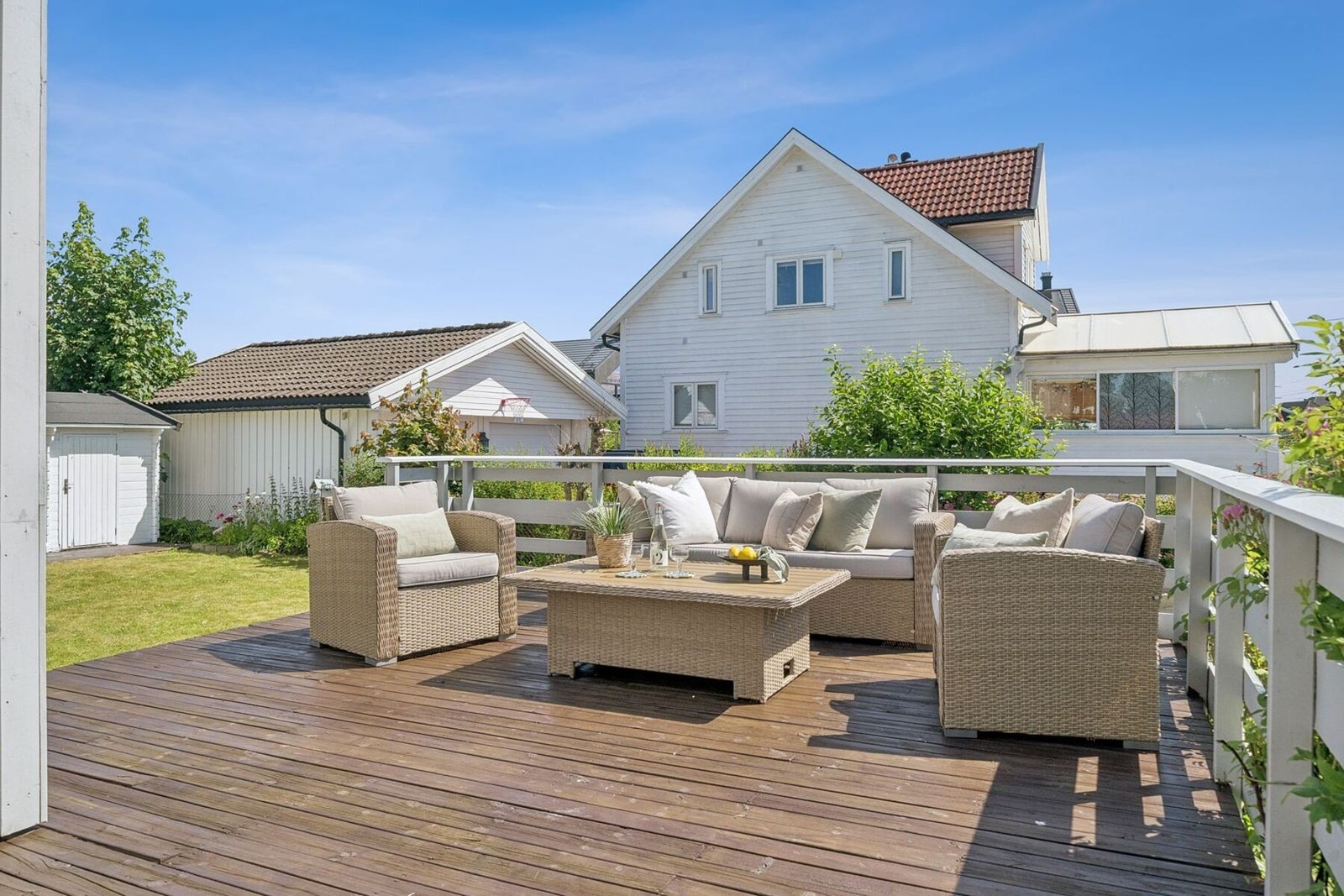 Plass til både stor loungesofa, langbord og grill uten at det føles trangt. Galleribilde