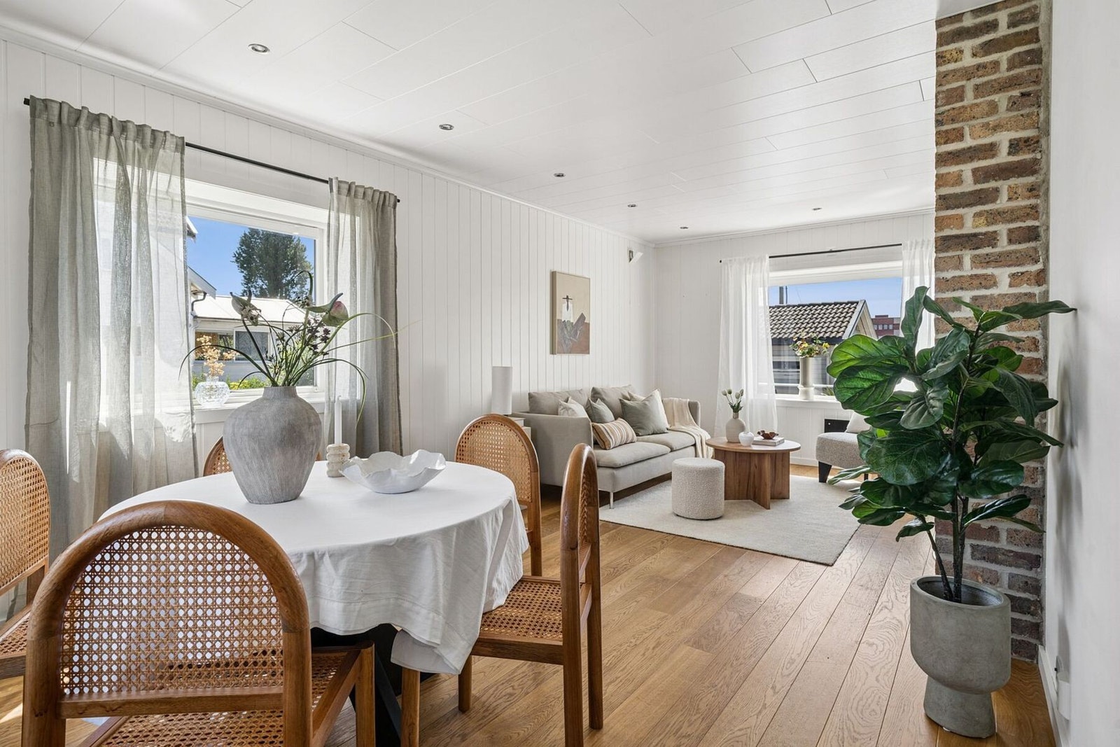 Med god plass til både sofagruppe og spisebord, er dette det perfekte stedet for både middagsselskaper og hyggelige sammenkomster. Galleribilde