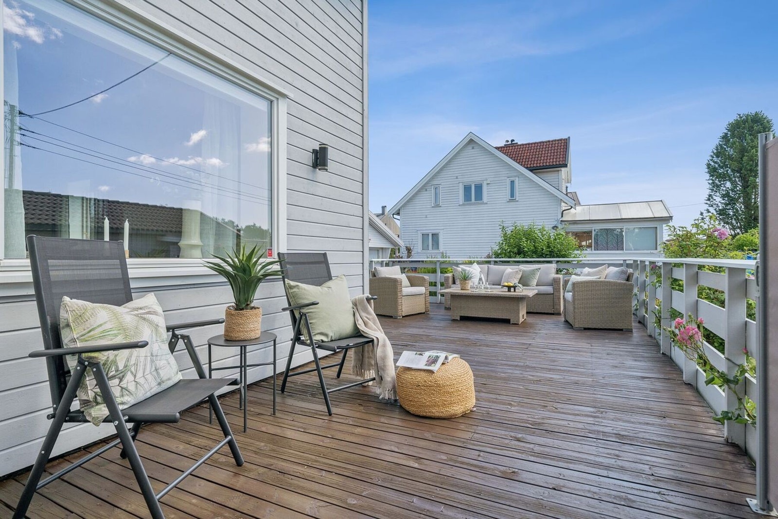 Romslig veranda som innbyr til uforglemmelige grillkvelder, sosiale lag og ren avslapning i solen. Galleribilde