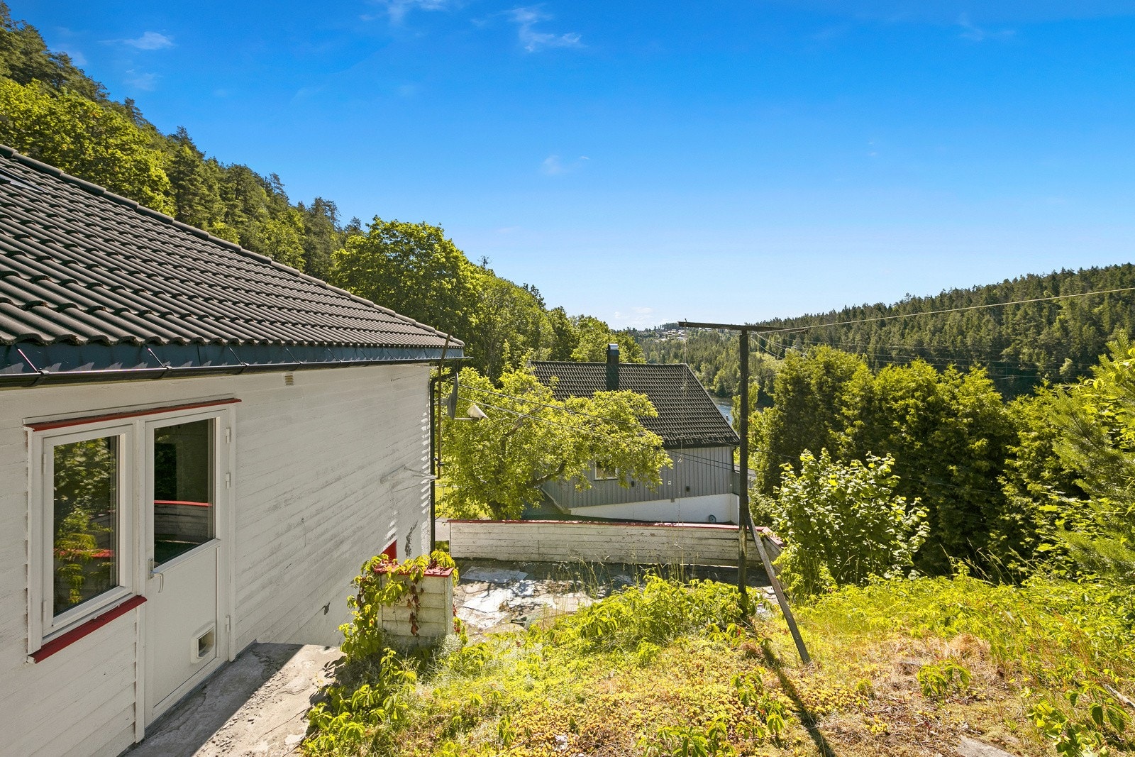 Fra knatten bak boligen kan man se ned til Telemarkskanalen. Galleribilde