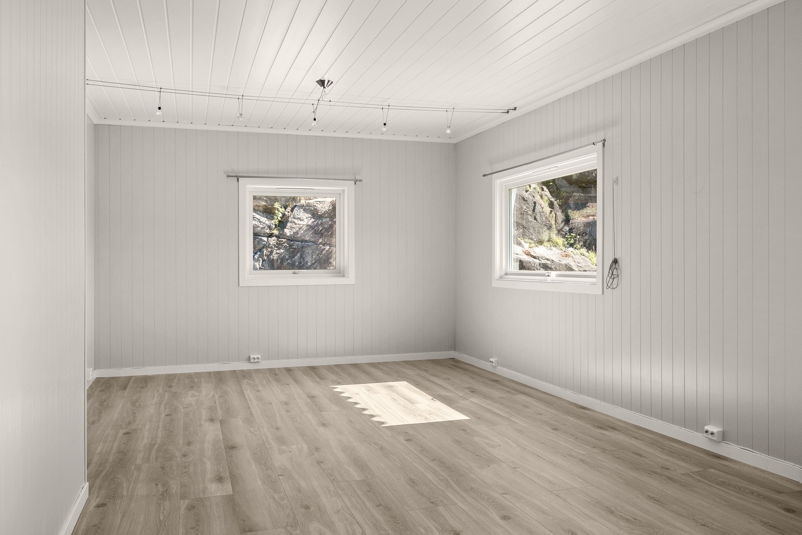 Pent gulv og nøytrale overflater gir en behagelig atmosfære. Galleribilde