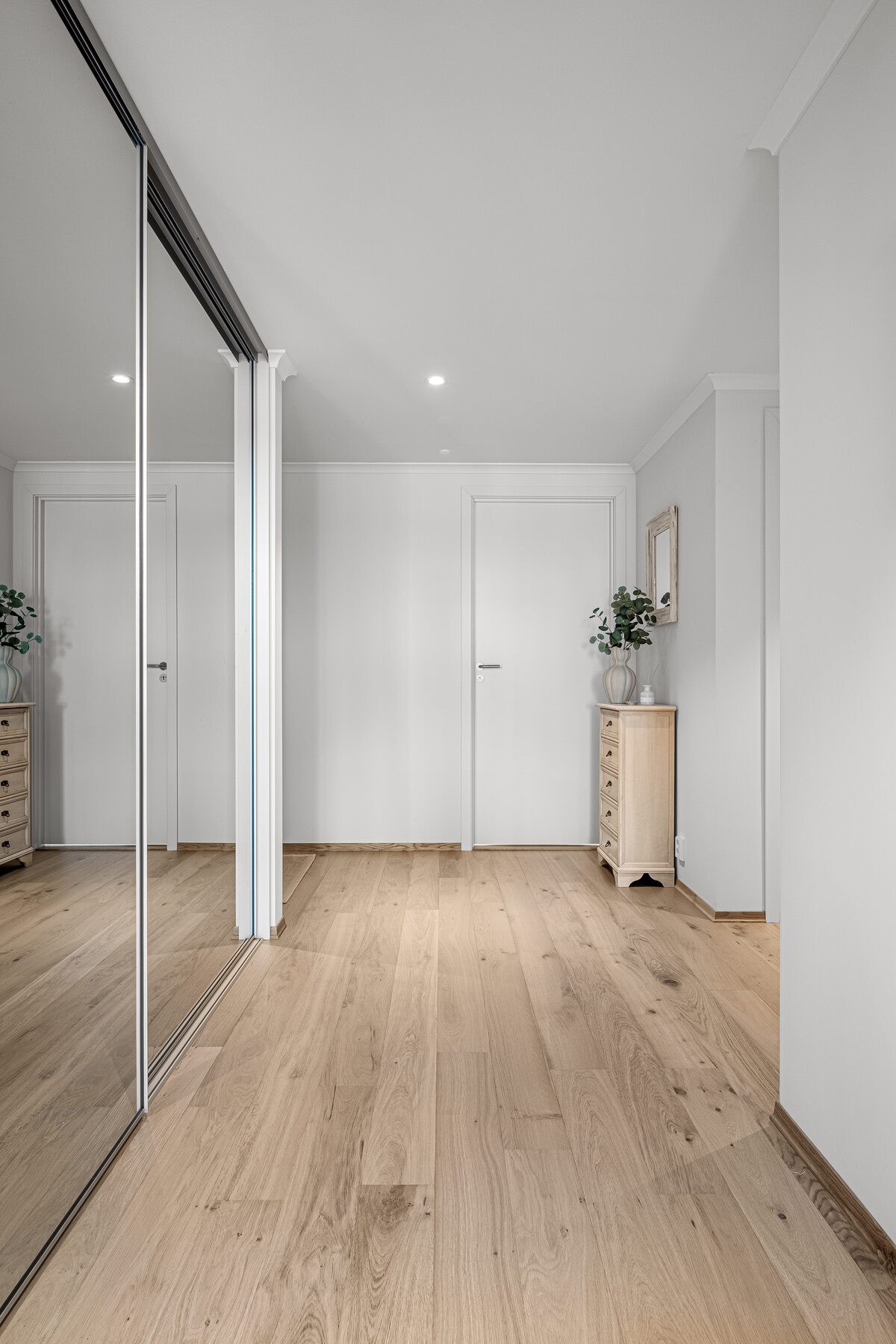 Gangen er praktisk innredet med en lekker, stor skyvedørsgarderobe på hele 3,5 meter. Galleribilde