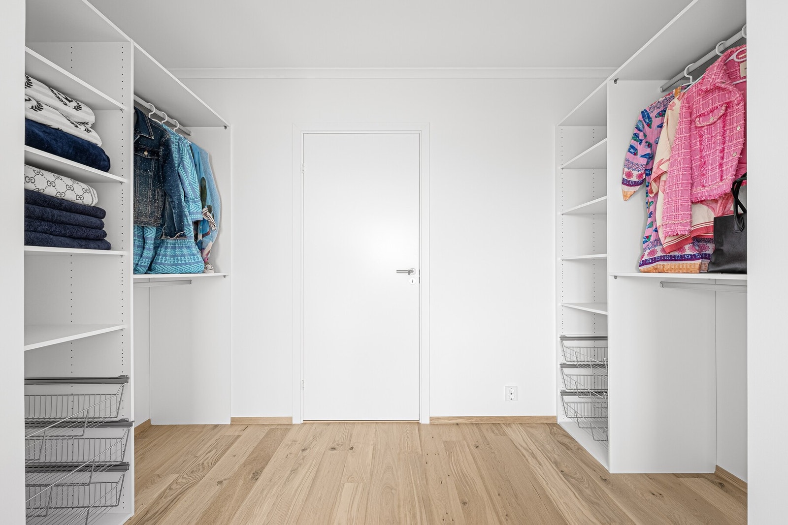 Garderobe i tilknytning til hovedsoverom gir god plass til oppbevaring. Galleribilde