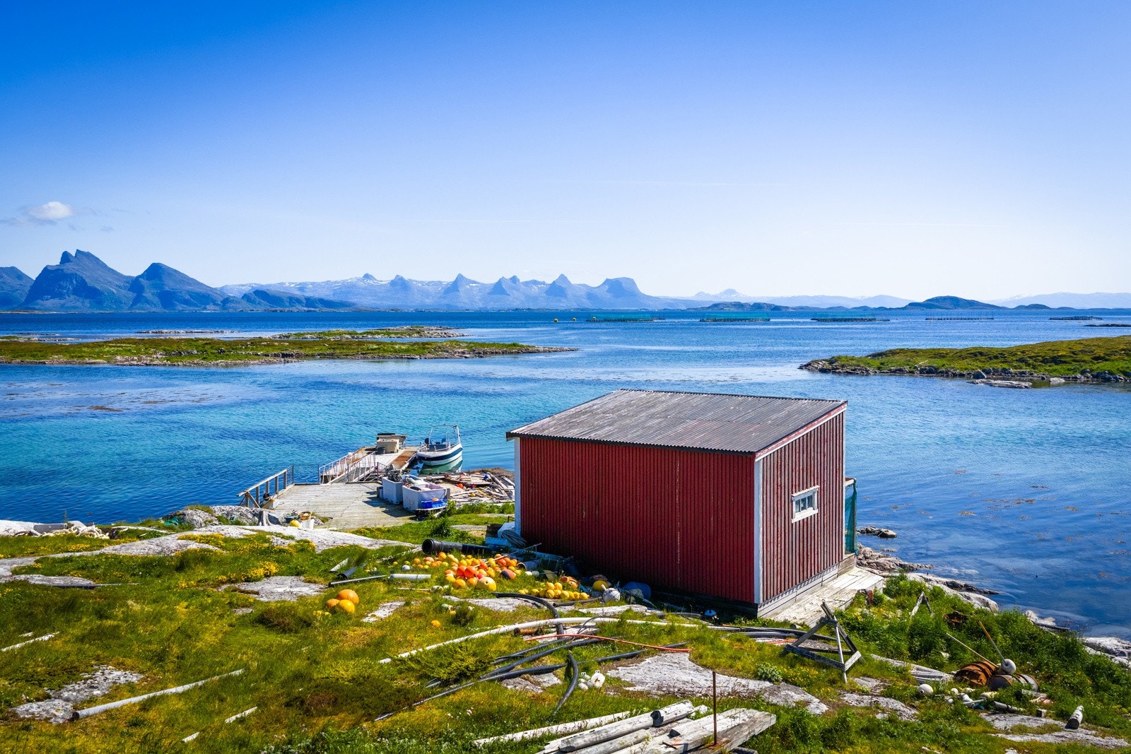 Brygge/lagringsplass ved sjøen. Galleribilde