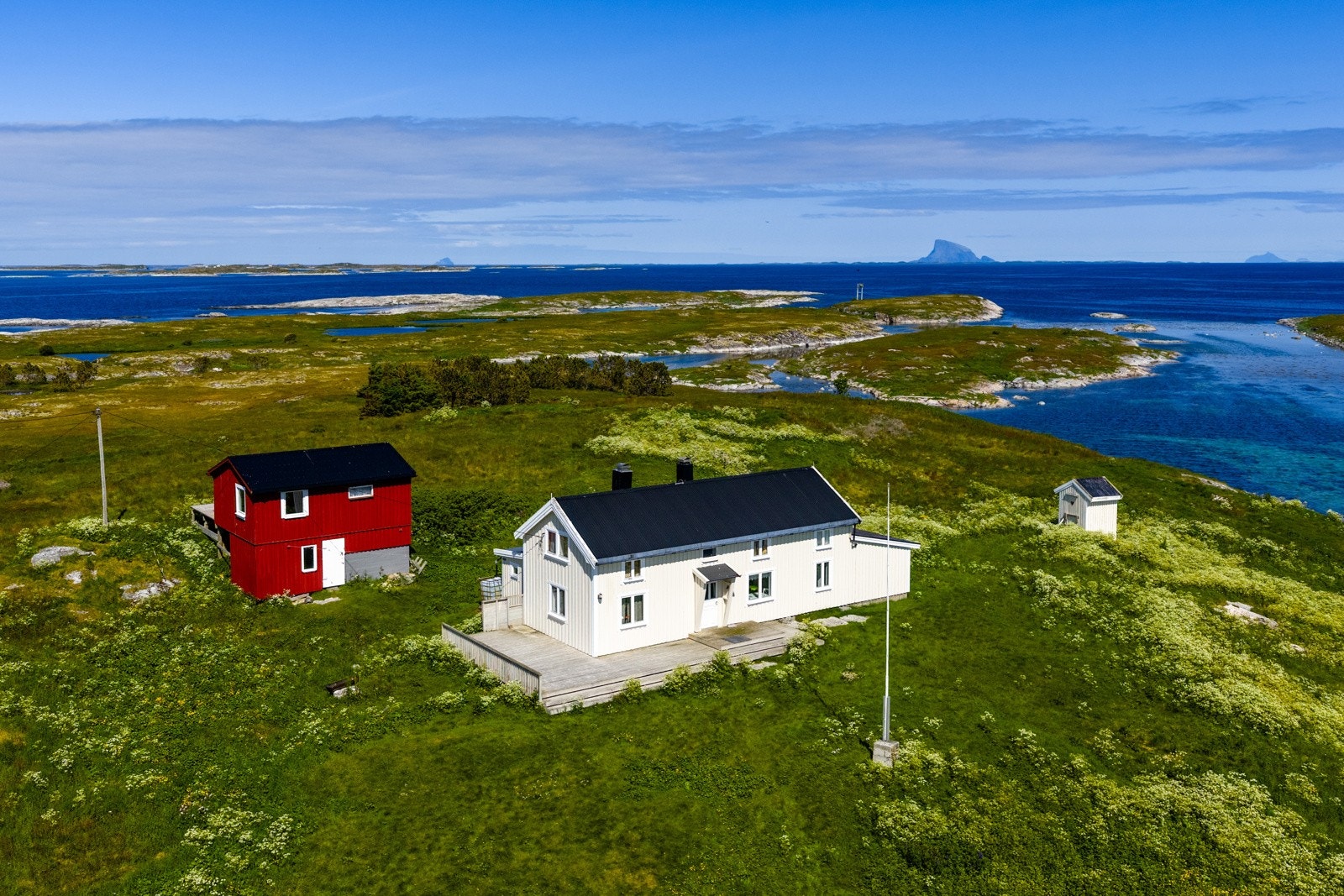 Eiendommen består blant annet av et velholdt hus i eldre stil. Galleribilde