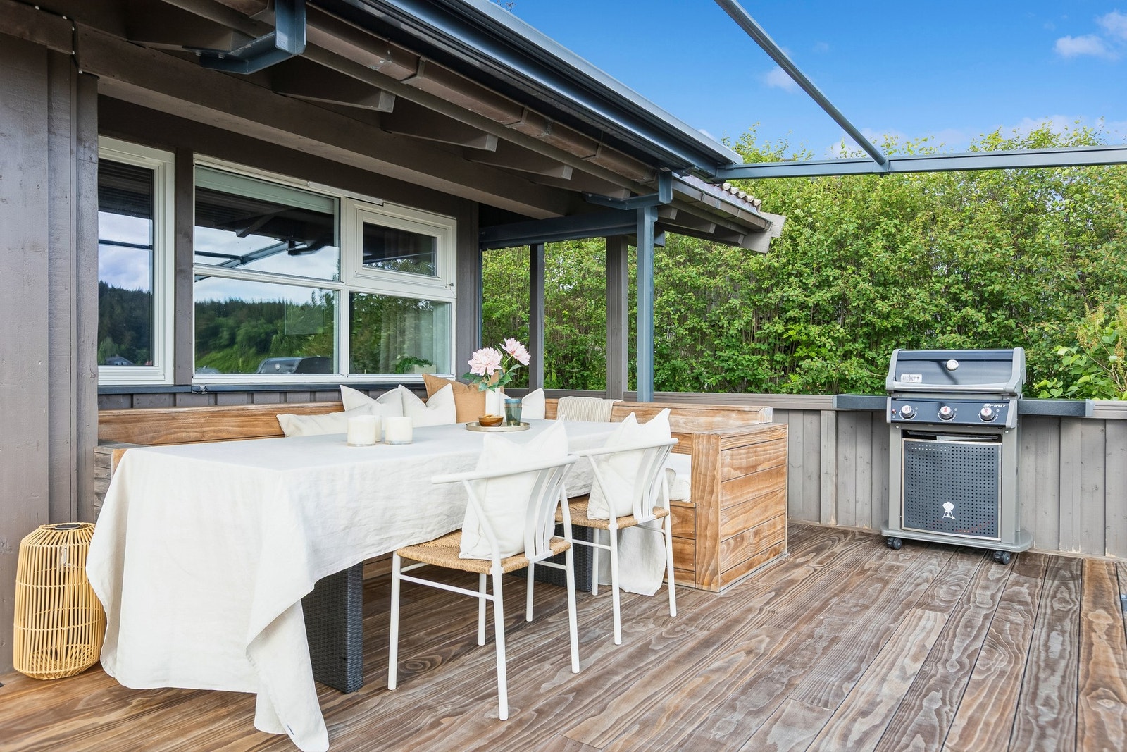 Plassbygd sofa gjør verandaen til en attraktiv uteplass for både måltider, avslapning og hyggelige stunder med familie og venner. Galleribilde