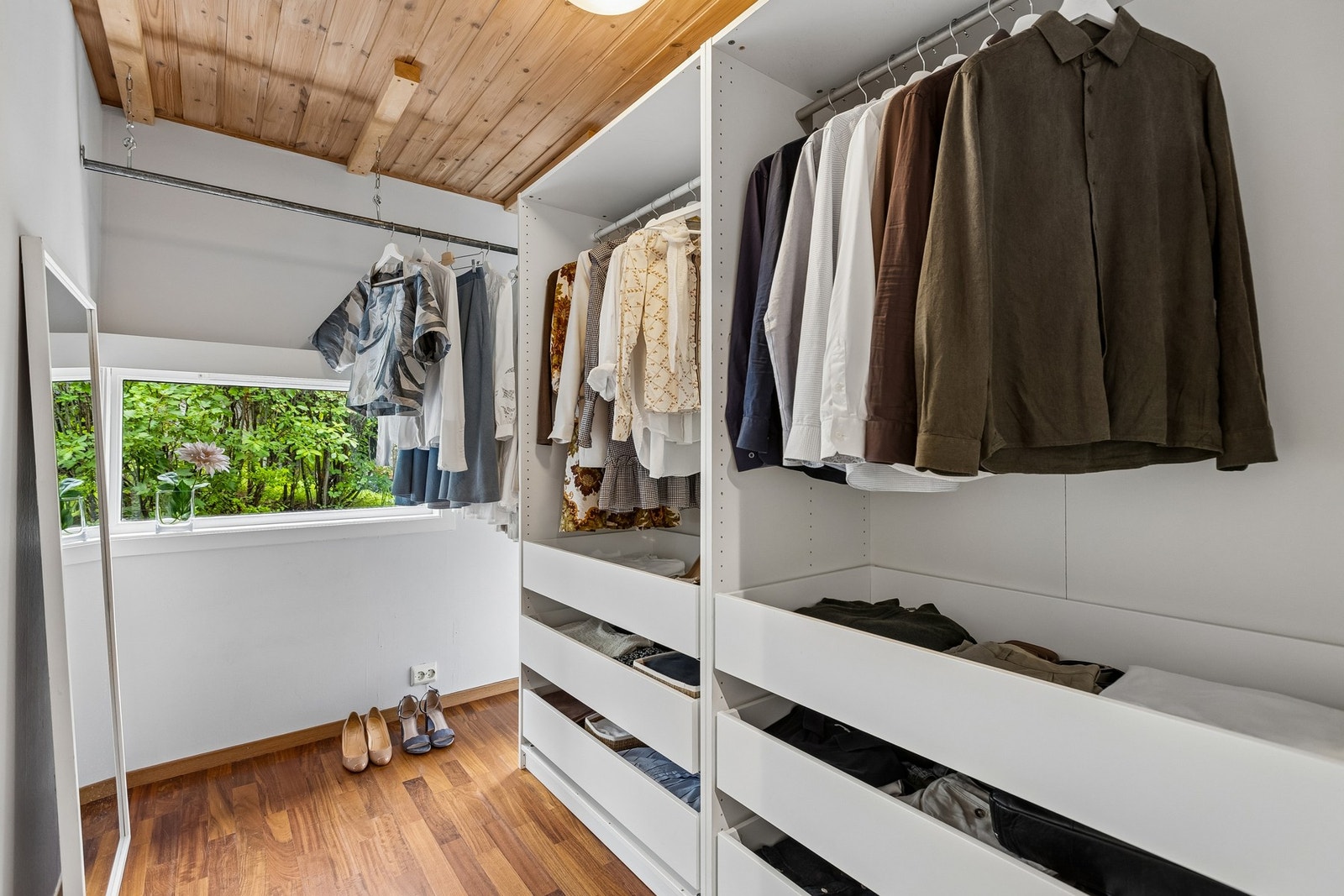 Praktisk walk-in closet med gode oppbevaringsmuligheter og en funksjonell løsning i tilknytning til soverommet. Galleribilde