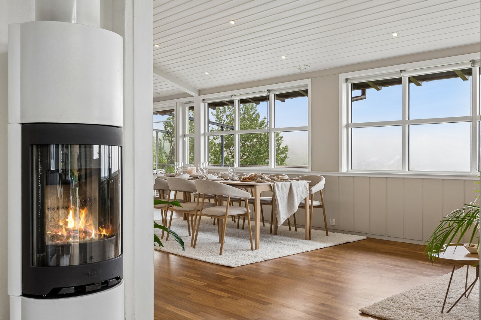 Spisestuen ligger i en åpen forbindelse mot stuen, hvor vedovnen markerer en lun overgang mellom boligens sosiale soner. Her får man en god kombinasjon av åpenhet, funksjonalitet og hyggelig atmosfære. Galleribilde