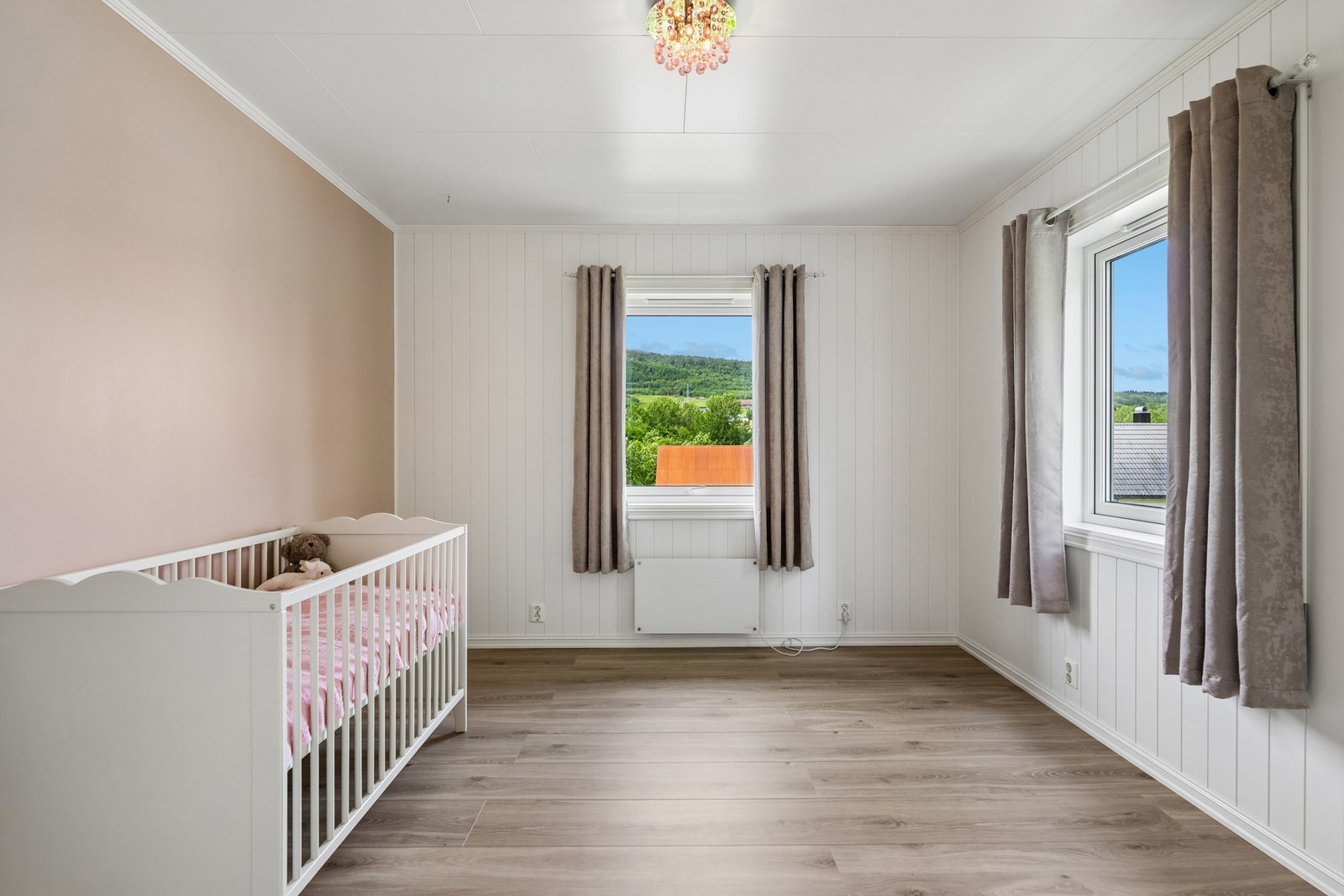 Lyst soverom med fleksibel bruk som barnerom, gjesterom eller hjemmekontor. Galleribilde