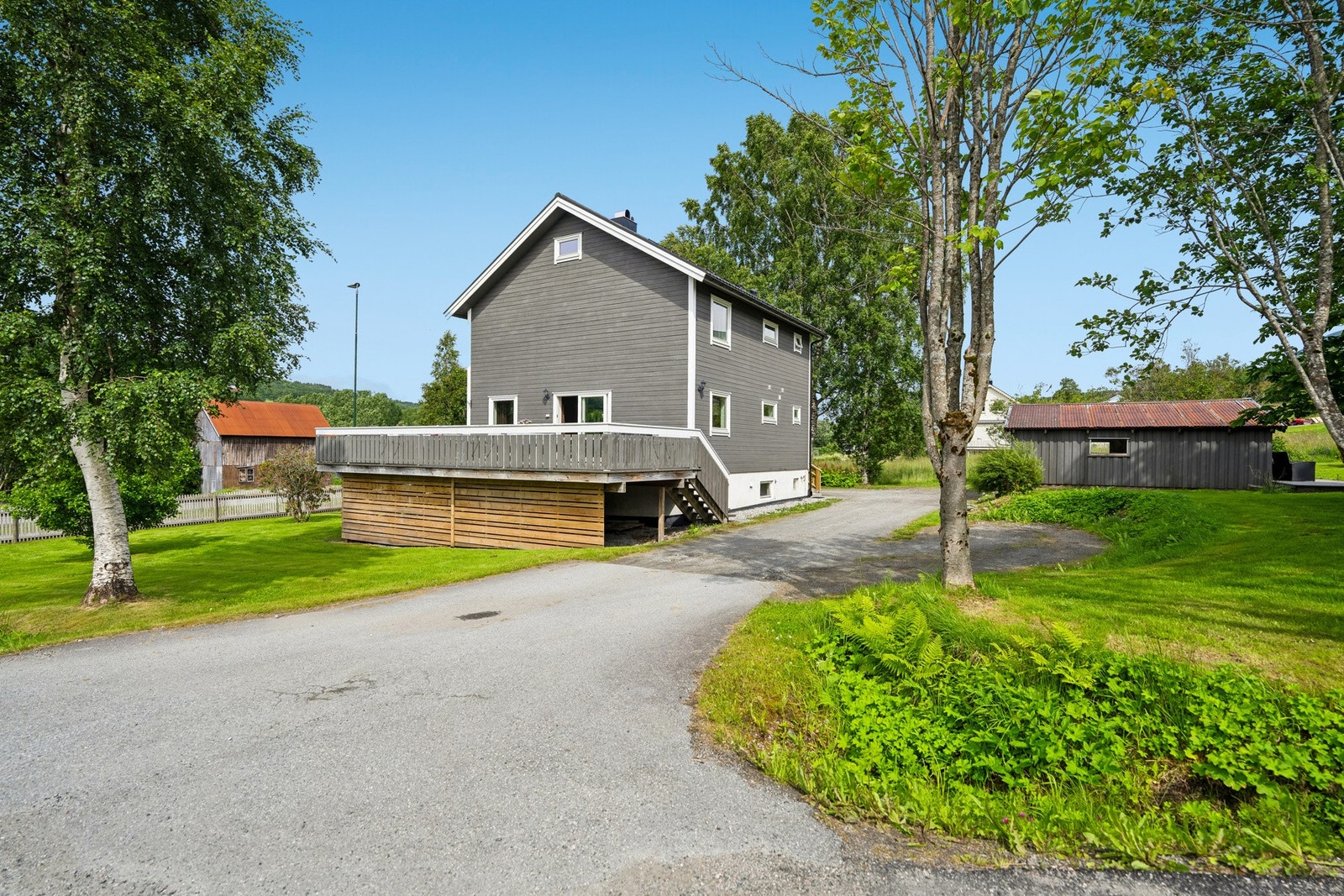 Eiendommen har opparbeidede uteområder med god plass til både store og små. Galleribilde