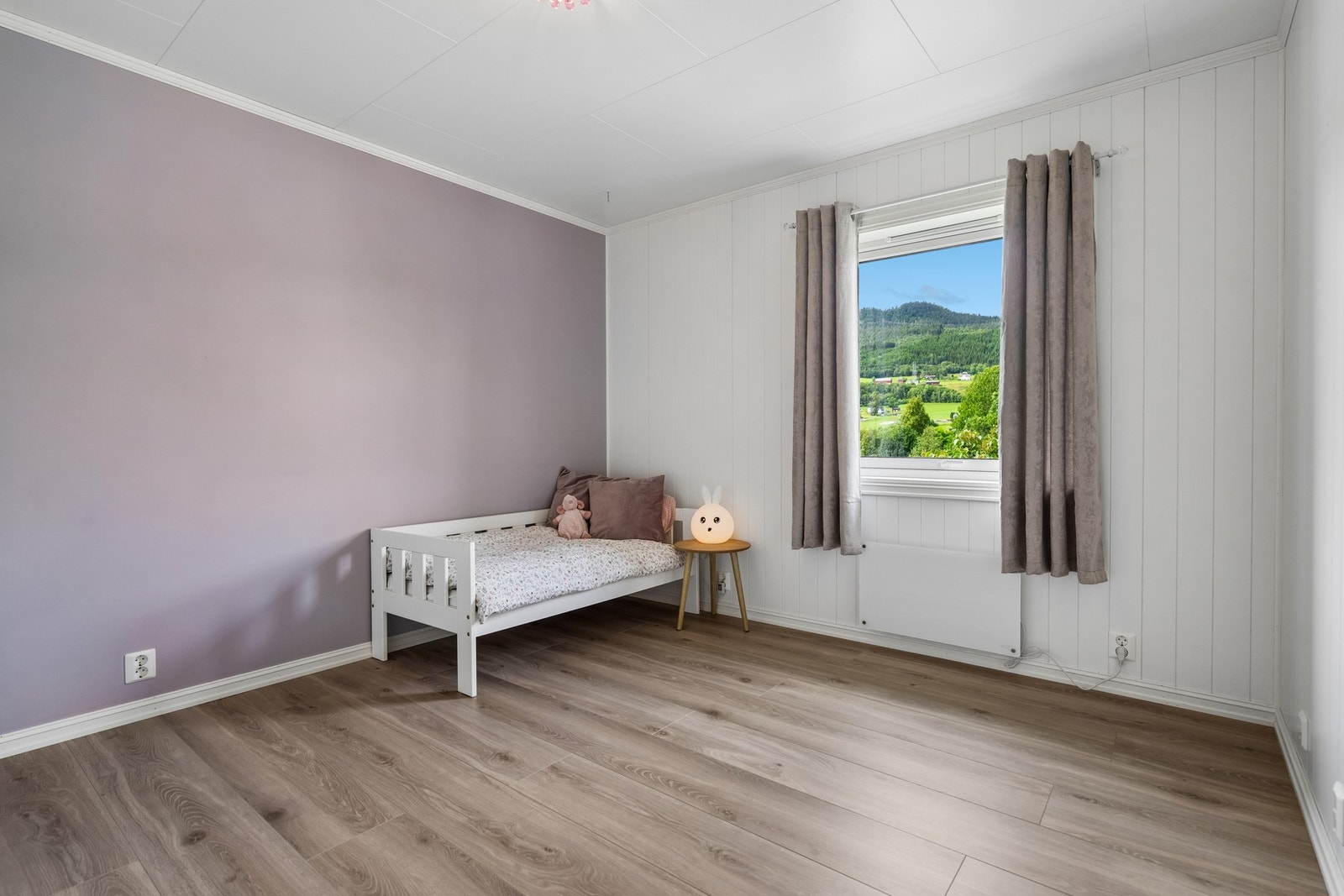Det er tre romslige soverom i boligen med gode møbleringsmuligheter og fin utforming. Galleribilde