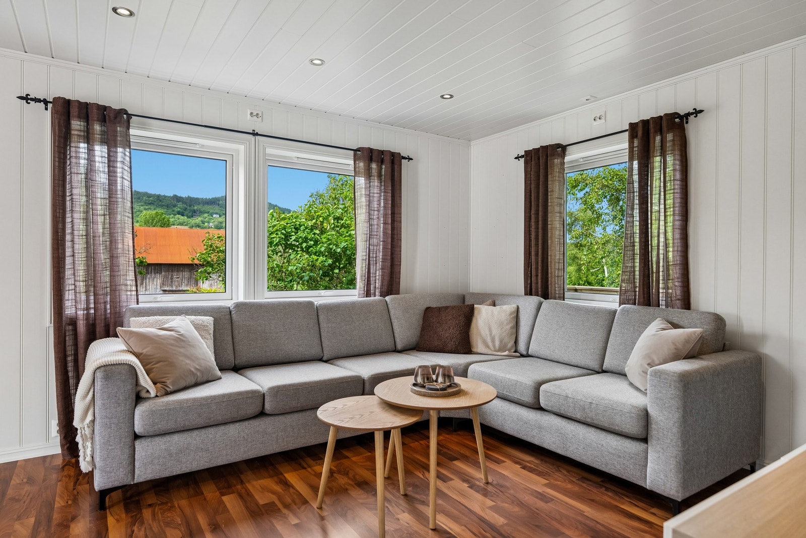 Stuen har god plass til sofagruppe og et naturlig samlingspunkt for familien. Galleribilde