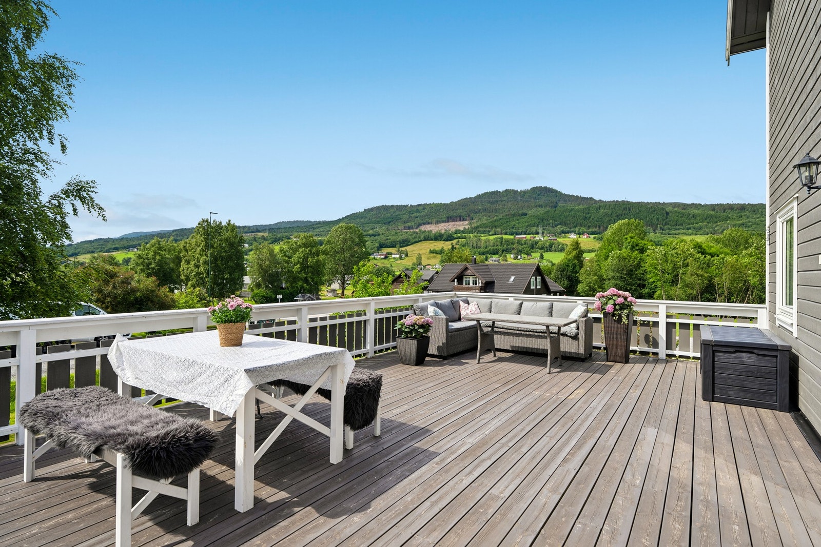 Stor terrasse med god plass til utemøbler, grill og sosiale sammenkomster. Galleribilde