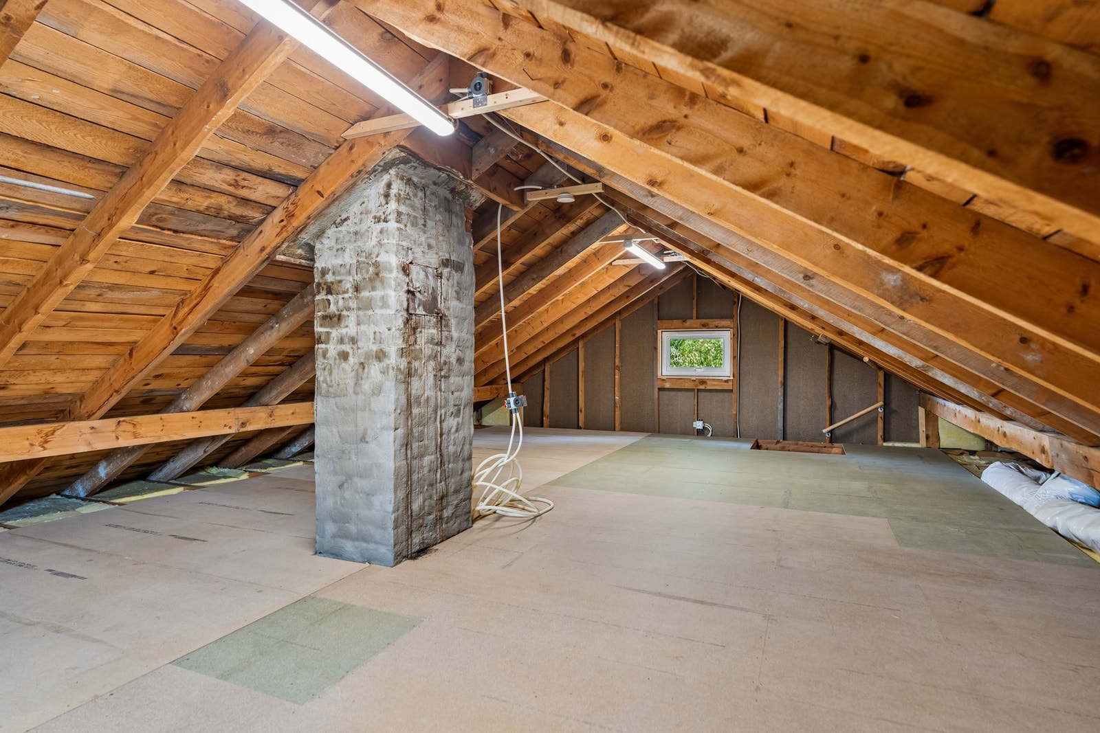 Uinnredet loft med mye gulvareal og mulighet for praktisk lagring. Galleribilde