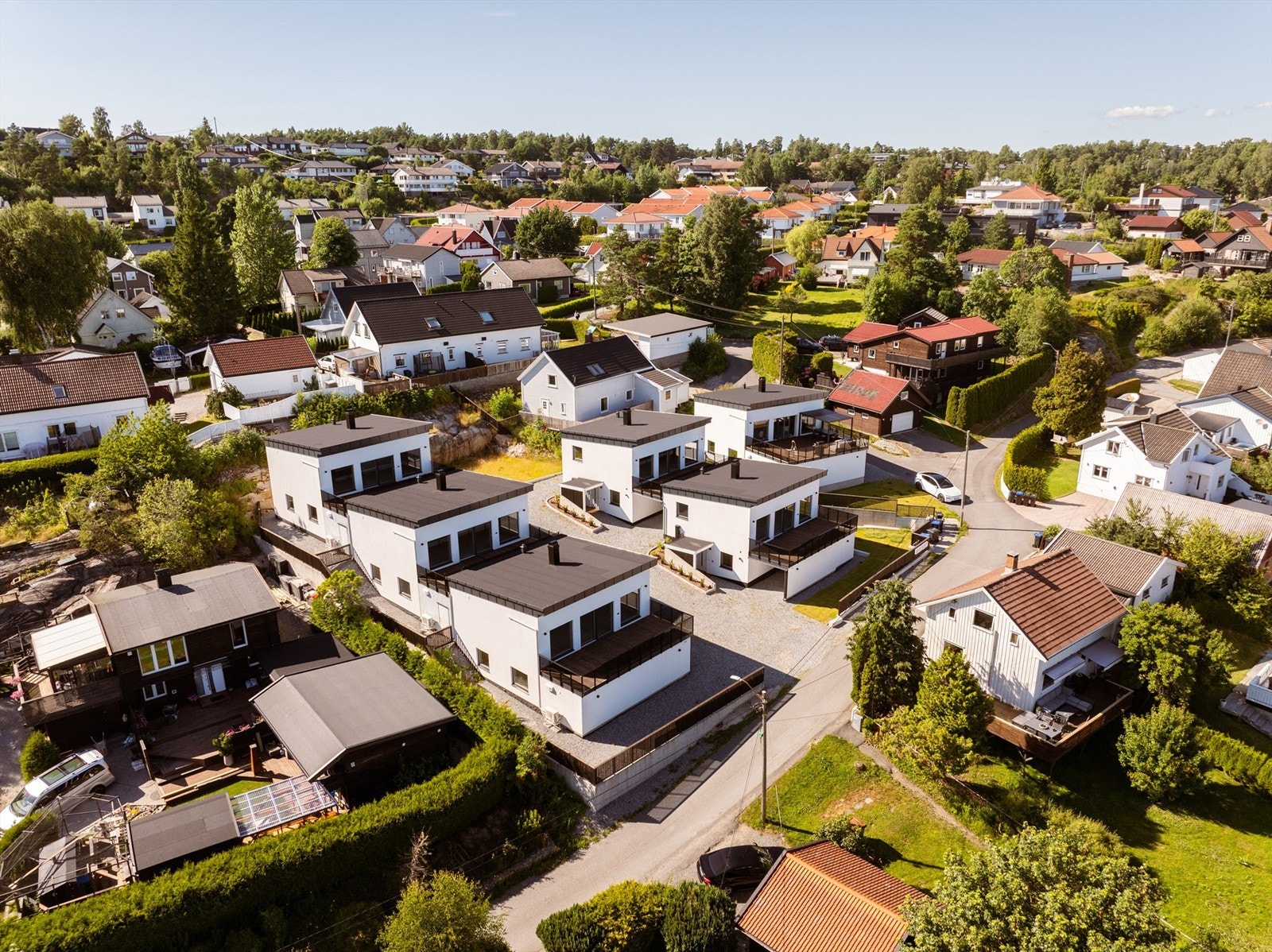 11B er tilbaketrukket i bakkant av den nye bebyggelsen bestående av totalt seks nye, moderne eneboliger. Galleribilde