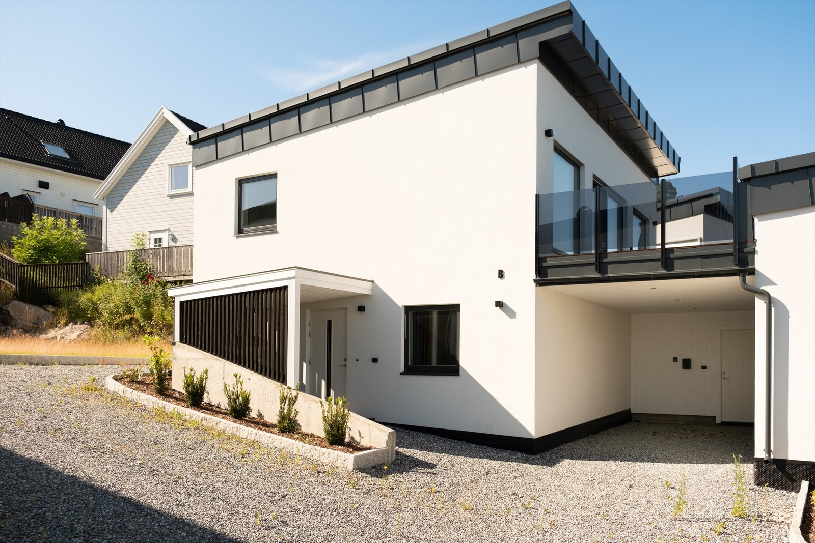 I carport er det oppstillingsmulighet for én bil. Boligen får ytterligere én oppstillingsplass ovenfor inngangspartiet. Galleribilde