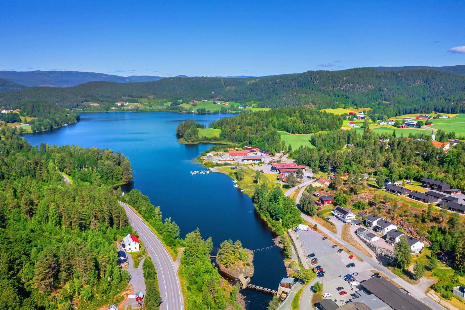 Prestfoss sentrum ligger vakkert til ved Soneren. Galleribilde