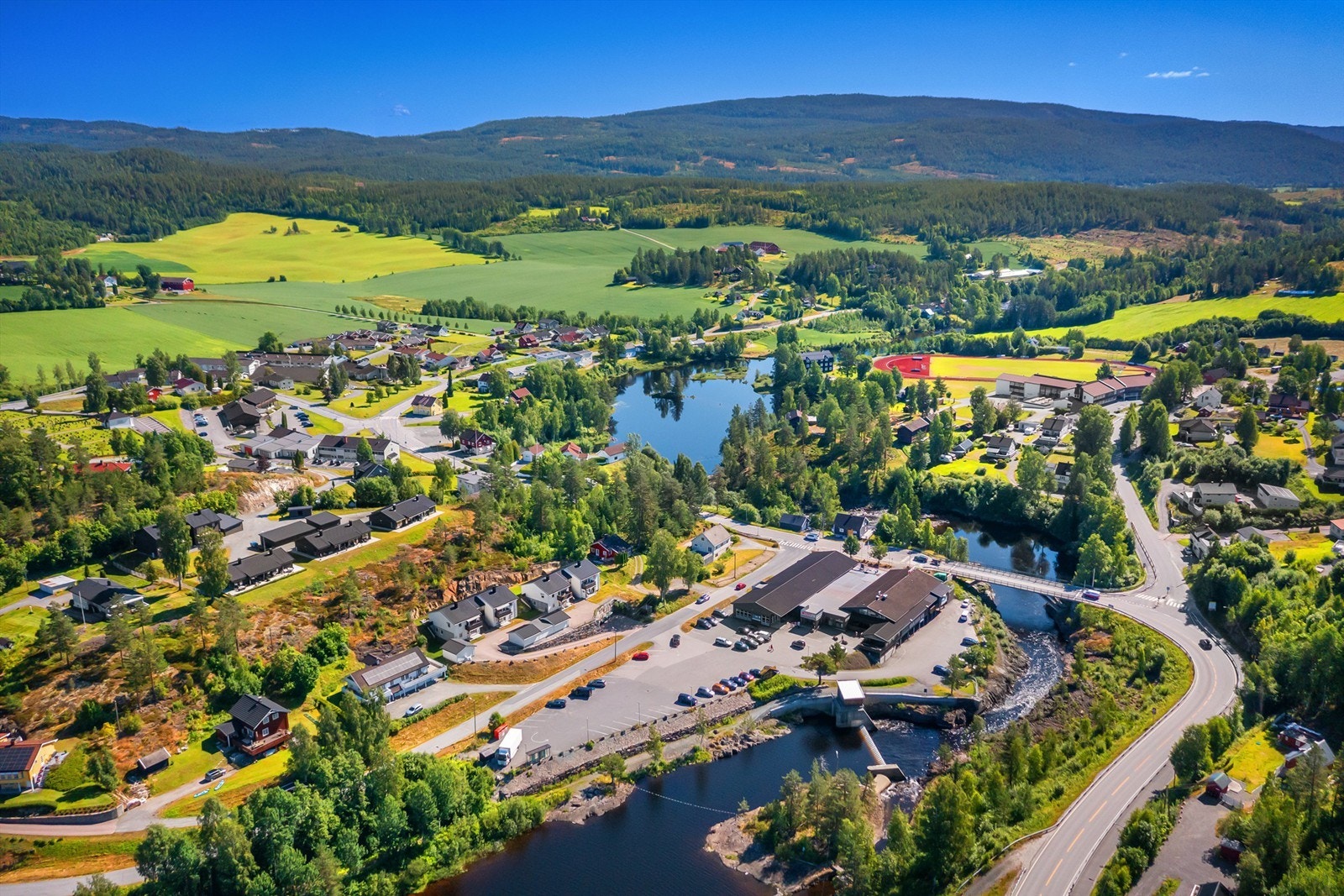 Fra boligen er det kort vei til alle sentrumsfunksjoner i Prestfoss. Galleribilde