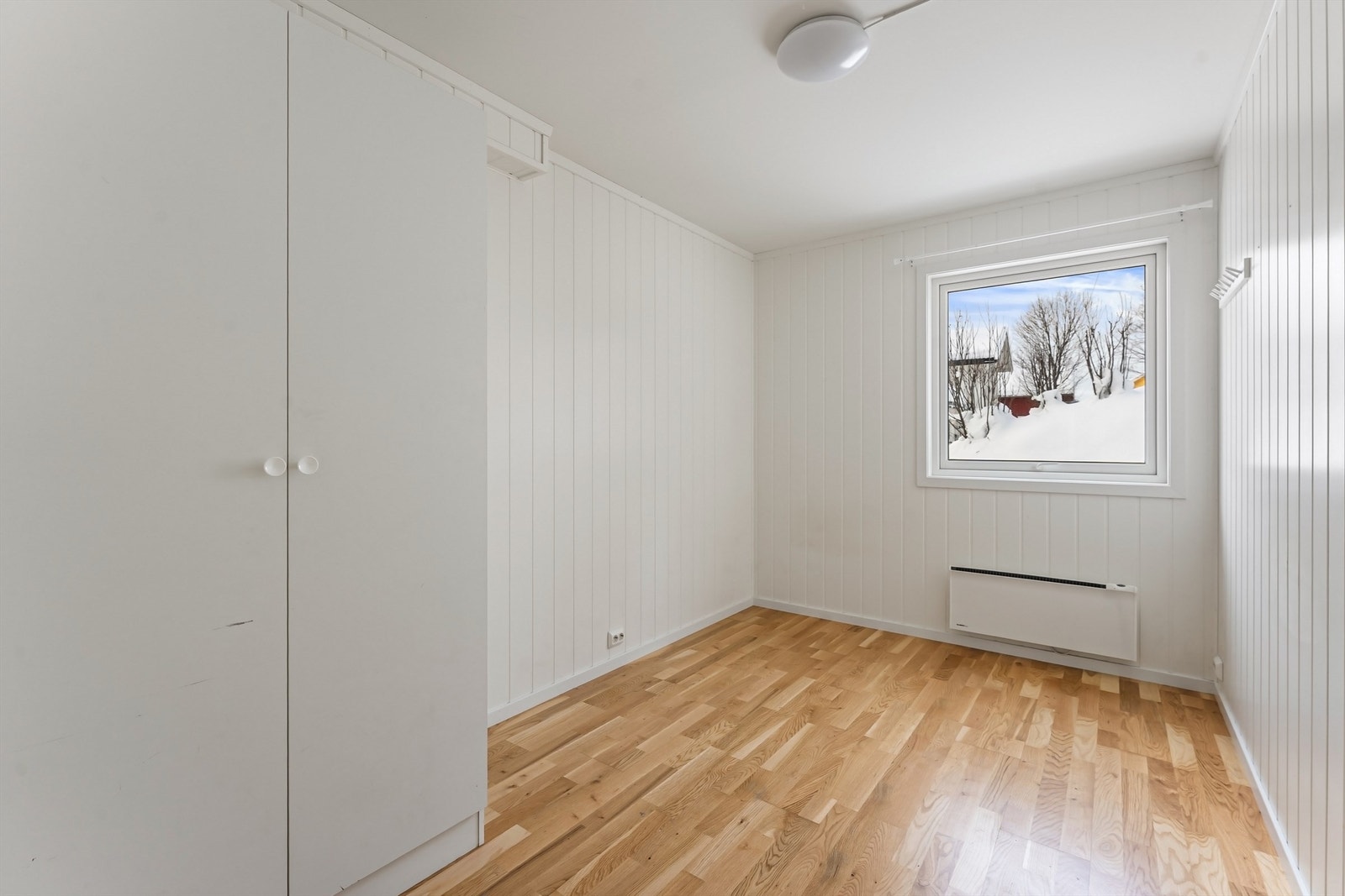 Vinduer med 2-lags glass fra byggeåret slipper inn dagslys. Galleribilde