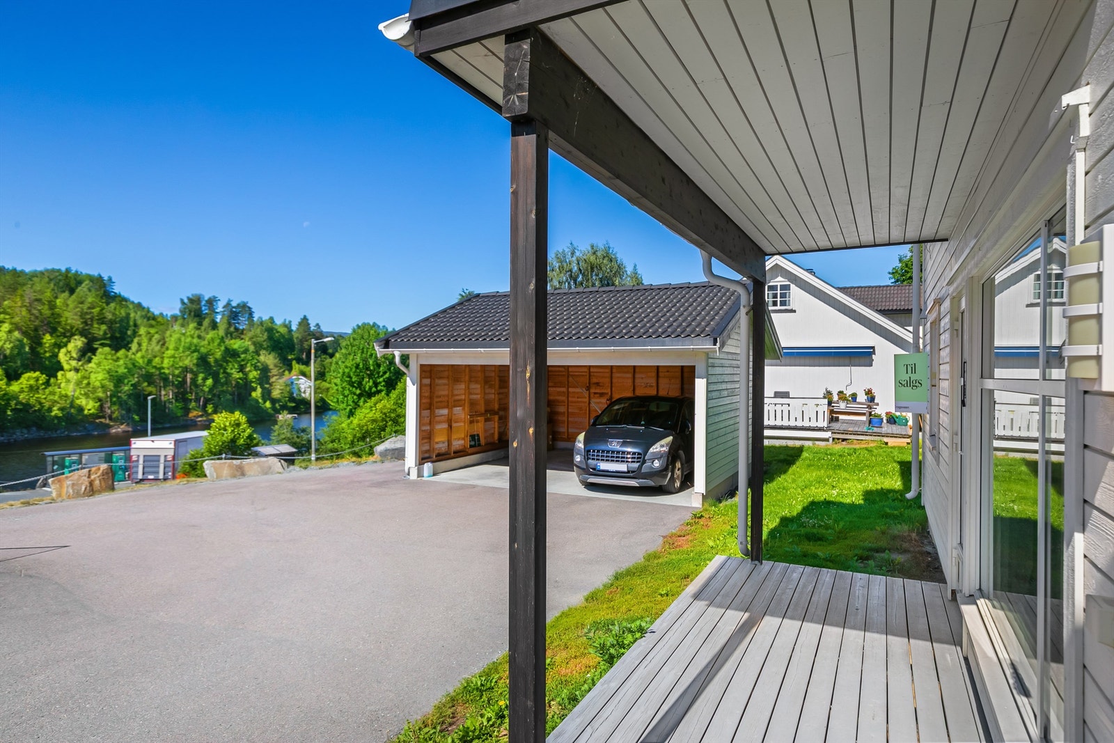 Fra plattingen på 7 m² er det enkel adkomst til egen parkeringsplass i carportanlegget. Galleribilde
