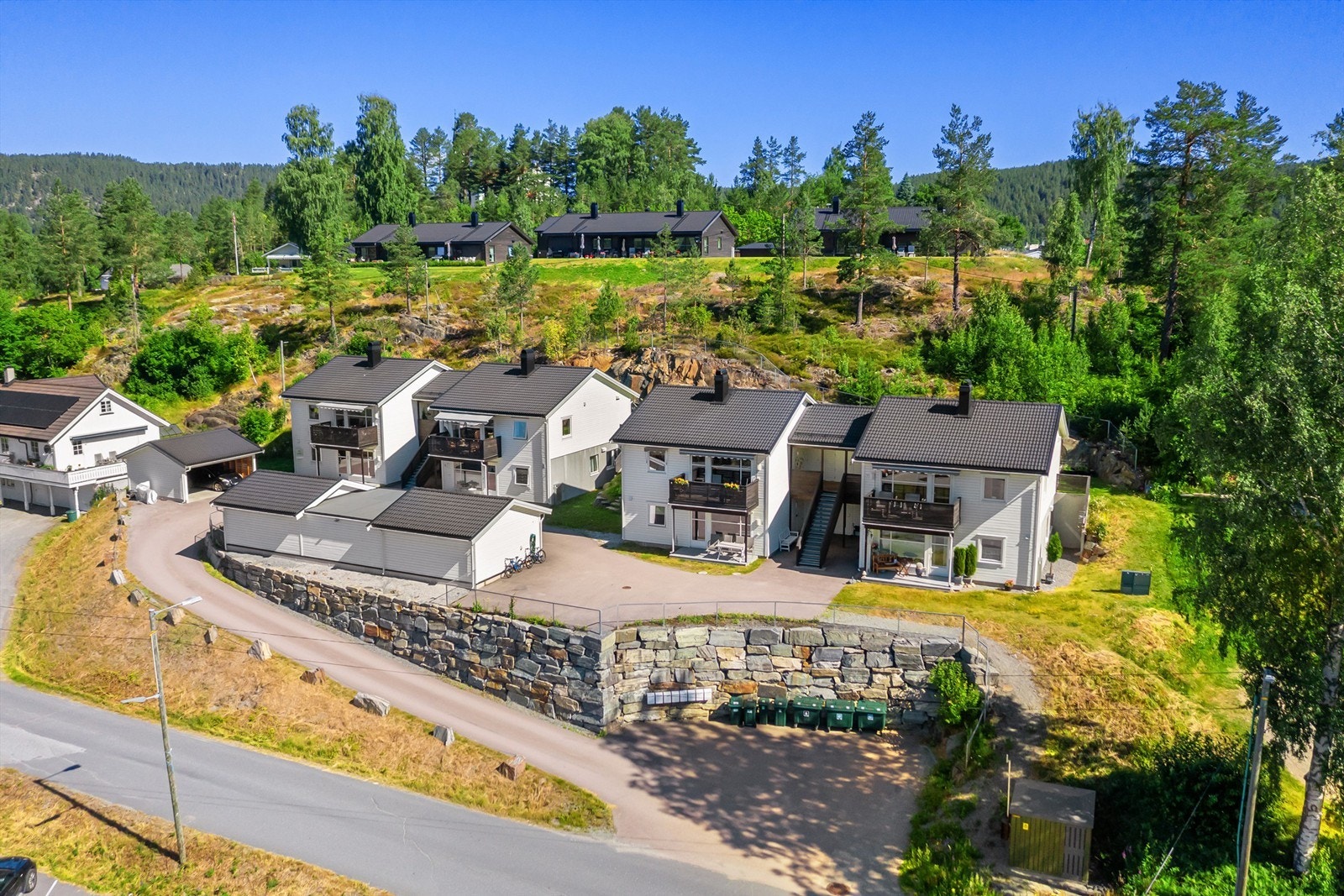 Oversikt over eiendommen og det felles carportanlegget. Galleribilde