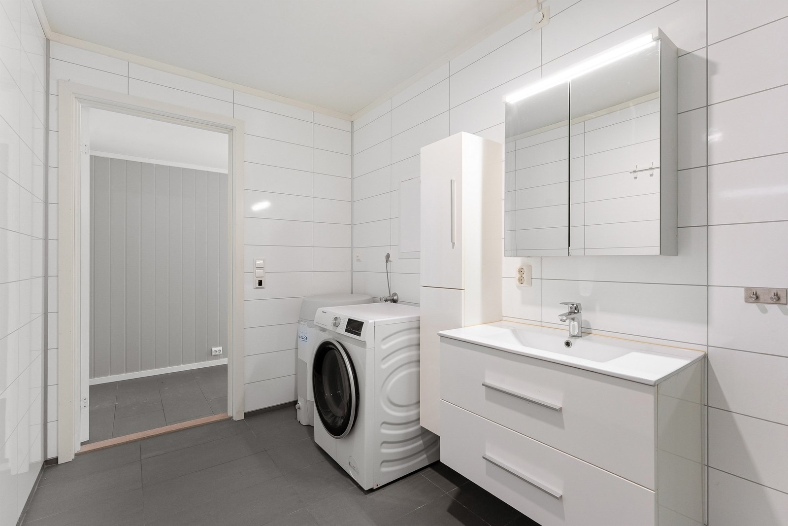 Badet er praktisk plassert med enkel adkomst fra gangen. Galleribilde