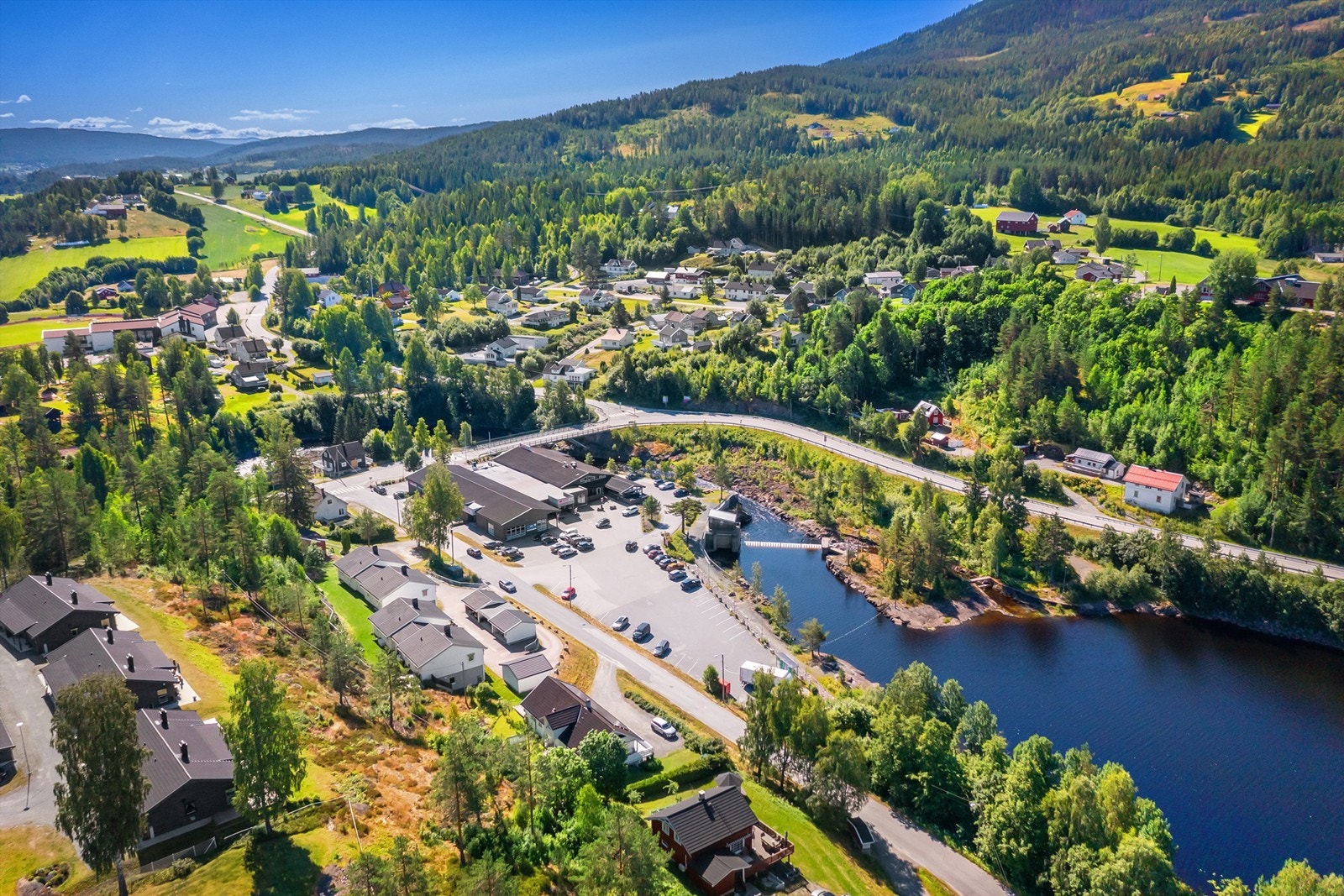 Omgitt av vakker natur med daler og fjell. Galleribilde