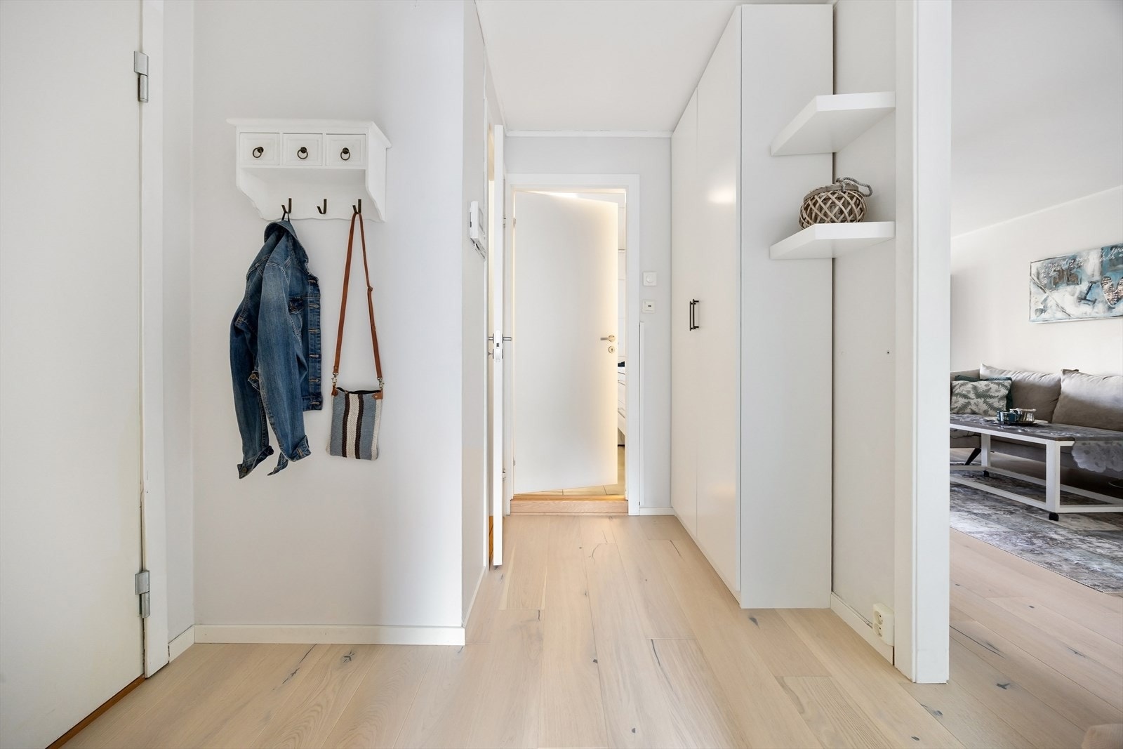 Du ønskes velkommen inn i en romslig entré med god plass til sko og yttertøy. Galleribilde