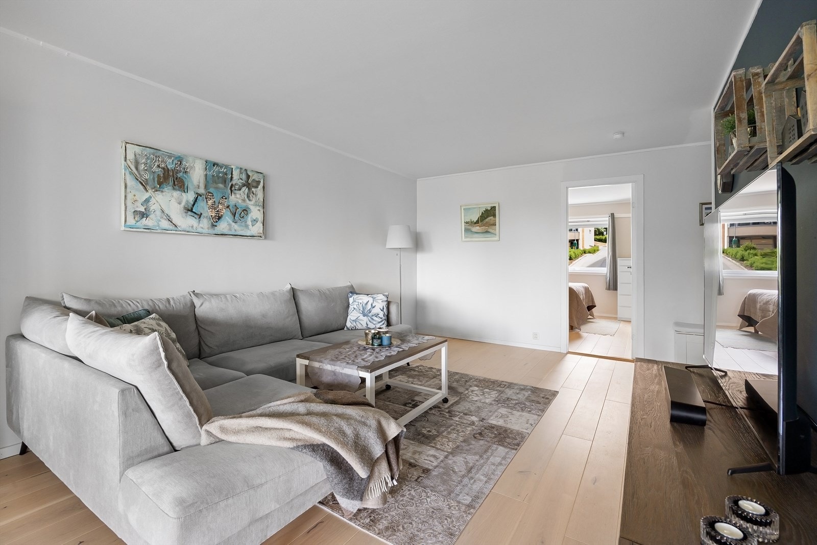 Her er det god plass til mediebenk, sofagruppe og bord. Galleribilde